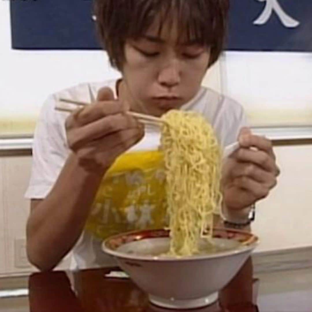 小林尊のインスタグラム：「The show last night brought back a lot of great memories from my first eating tournament to me. Thanks for watching!! 懐かしのTVチャンピオン デビュー戦みてくれてありがとう！ 約20年の時を経て、当時の記憶がよみがえってきました！みなさんも同じだったらうれしい!😉 機関誌は 決勝のラーメン屋さんが ”プリンス小林” の手紙を紹介してくれた約20年前のもの ありこま🙏🍜✨」