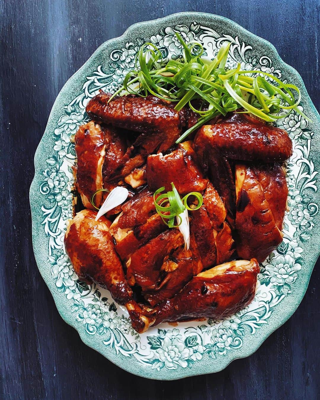 鄭碧瑩のインスタグラム：「Still nursing a cold and occasional headache so only cooked this low afford soy sauce chicken. Can’t taste much so relied on @kvijaynathan to feedback.  What food is good to chase away this cold? . . . #poachedchicken #soysaucechicken #chinesefood #chinesecooking #f52grams #thefeedfeed #sgfood #sghomecooking #sghomecooks #stayhome #sgcircuitbreaker」