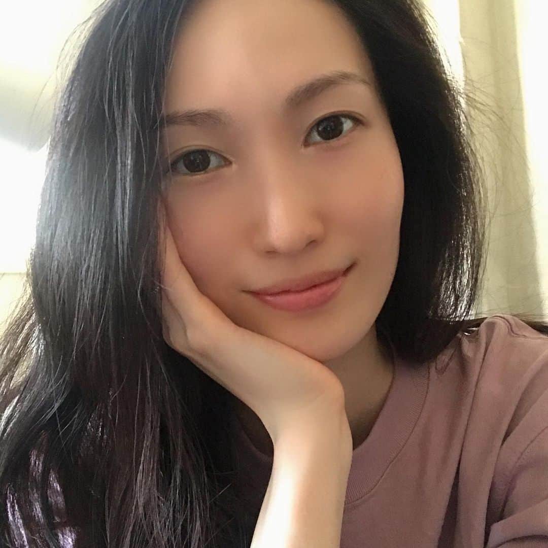 のインスタグラム：「How's it going? I'm well😘 皆さんお元気ですか？ 過度な自粛で運動不足になってませんか？ 運動不足は不調の元です。ソーシャルディスタンスを保って、お散歩やウォーキングすることをオススメします。 自粛のし過ぎで免疫力が下がっては本末転倒ですよね。。 美容と心と身体の健康には、自然の中で運動する事が大事だなと今身に染みて感じます。 緑を見て、風や太陽を感じて、自分の声を聞いて… 出来ることを少しずつ。 不安にとらわれず、何とかなるさ精神で一緒に乗り越えましょう♡  #おうちじかん #運動も大事  #japan #japanese #yolo  #instagood #instadaily #tflers #modeling #stayhome #model  #dietitian #organic #オーガニック #管理栄養士 #食事相談 #ダイエット #野菜ソムリエ #美容 #美活」