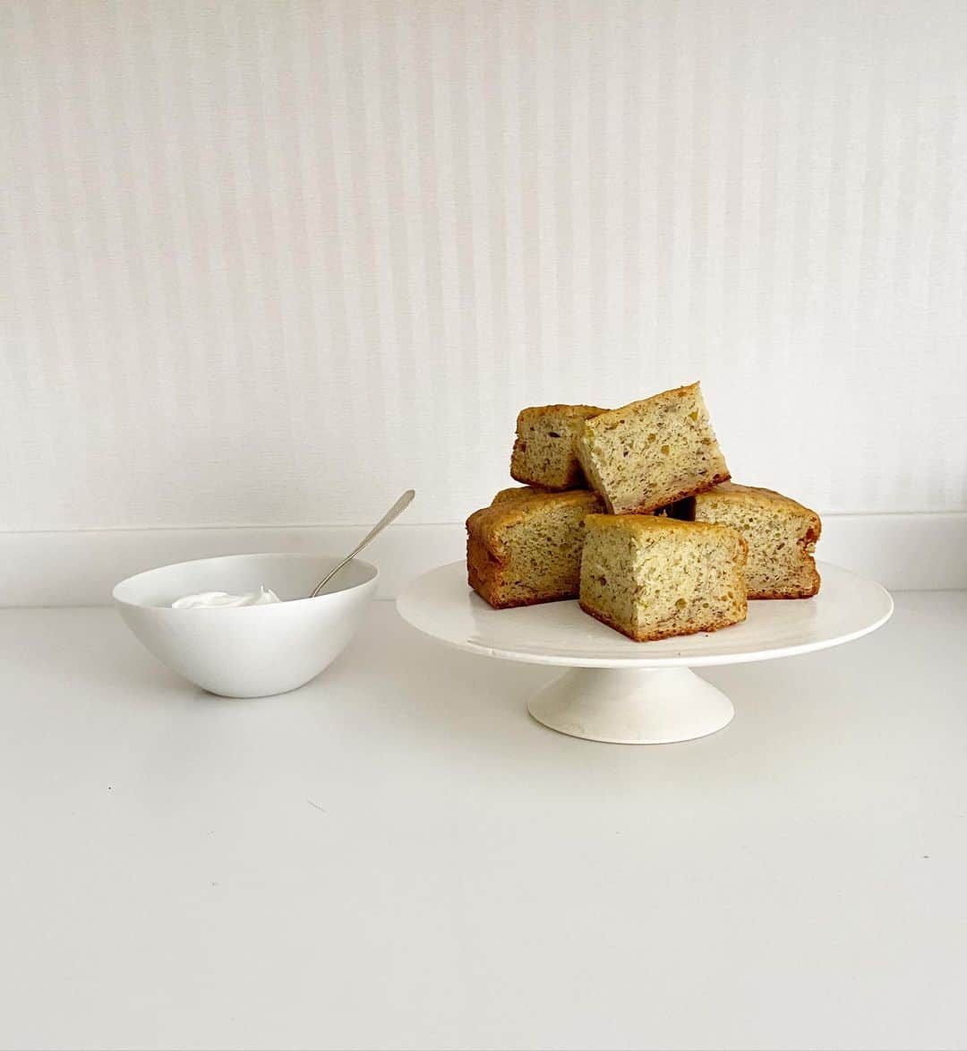 渡辺有子のインスタグラム：「🍌が熟れてきたのでバナナケーキ。朝ごはんにも向くように甘さは控えめ。」