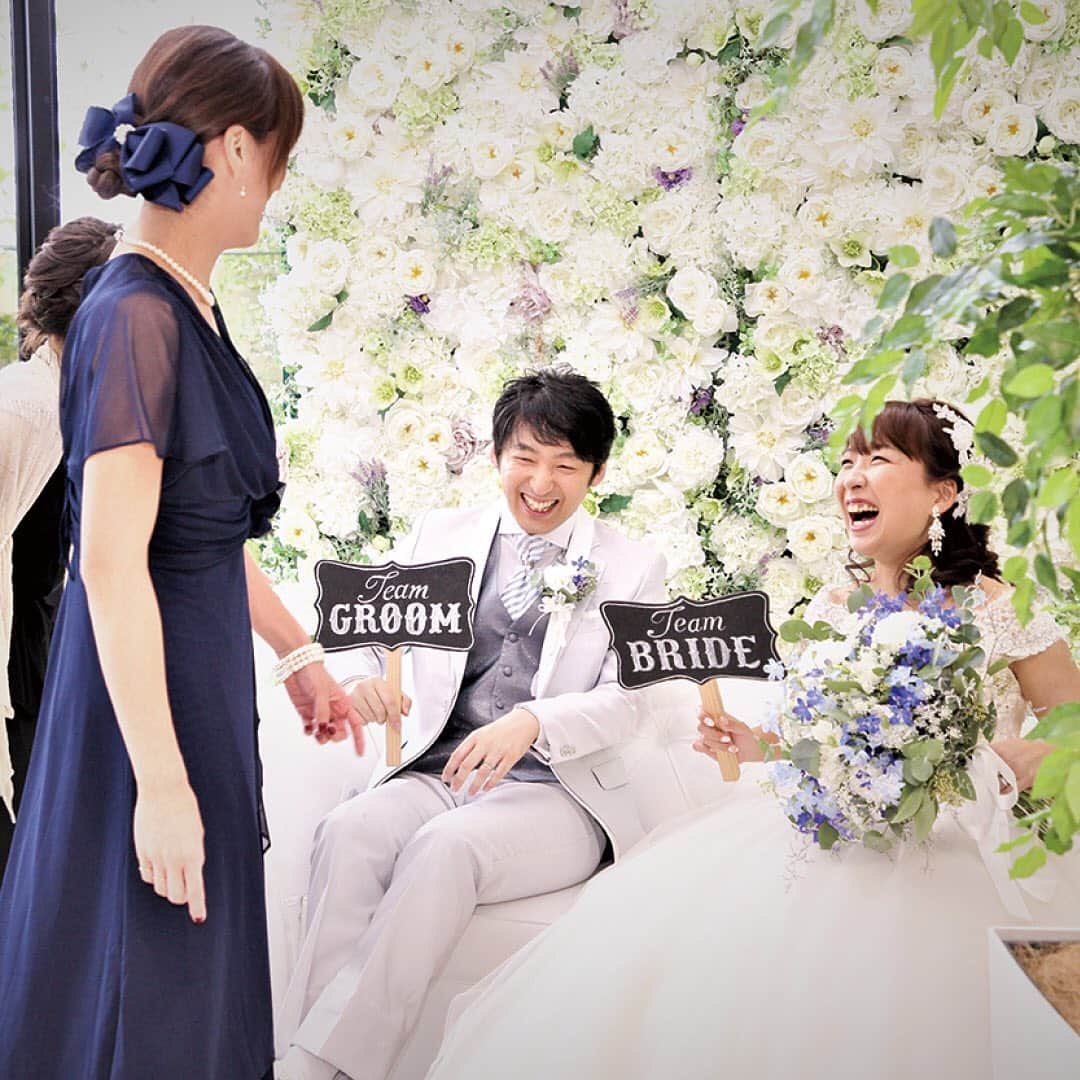 結婚SANKA(けっこんさんか)さんのインスタグラム写真 - (結婚SANKA(けっこんさんか)Instagram)「＼ウエディングレポ／ 『 ナチュラルなチャペルの中、和装姿で挙式。型にはまらない結婚式を楽しみました！』 石川県七尾市　K.Hさん＆Mさんカップル . Arc-en-Ciel KANAZAWA . 「型にはまらない結婚式にしたいな」って思った二人。周りから和装が似合うと言われたので、思い切って和装姿でチャペルで人前式を行うことに👘「おもしろい！」ってゲストも新鮮だったそう！ . 花嫁のれんをくぐって厳かに入場。自然いっぱいのチャペルのバージンロードには真っ赤な絨毯。そこに紋付袴と白無垢姿はとっても斬新🌟洋×和の融合スタイルは、まさに型にはまらない自由なスタイルの挙式です！ . インスタで見つけて、新婦Mさんが絶対にしたかったナチュラルな高砂席🌿木や花をたくさん飾って、まるで森のようなオシャレな空間が完成！ケーキカットの代わりに行ったのは、和装にピッタリの演出「鏡開き」。 . 高砂席の後ろに広がる全天候型テラススペースでは、歓談やデザートビュッフェタイム🍰二人もゲストも自由に行き来して、おしゃべりをしたり、フラワーウォールの前で記念撮影をしたりして楽しみました📸 . ウエルカムスペースは、グリーンを取り入れたナチュラルな雰囲気に🍀家族と一緒に手作りしたハーバリウム🌸 や木製ウエルカムボードを飾りました。和装に合わせたボールブーケも新婦Mさんの手作りなのだそう！ . . 結婚SANKAがつくるWebマガジンmarricoでは、Arc-en-Ciel KANAZAWAや、そのほかの会場で挙げた北陸カップルのリアルな結婚式をたくさんレポートしています！ . @kekkonsanka_weddingのURLからmarricoのウエディングレポへ . . about 結婚SANKA . 石川・富山・福井の花嫁のための結婚準備メディアです 雑誌とWebサイト、Webマガジン「marrico」の3つで、北陸花嫁に役立つ地元の結婚準備情報を発信中です . . ＼北陸花嫁を応援／ ただいま、結婚SANKAのWebサイトからブライダルフェアを予約＆参加で、最大16,000円分のギフトカードをもれなく全員にプレゼント中。 結婚準備、新生活、息抜きデートに使ってください https://kekkonsanka.com . .」5月11日 16時26分 - kekkonsanka_wedding