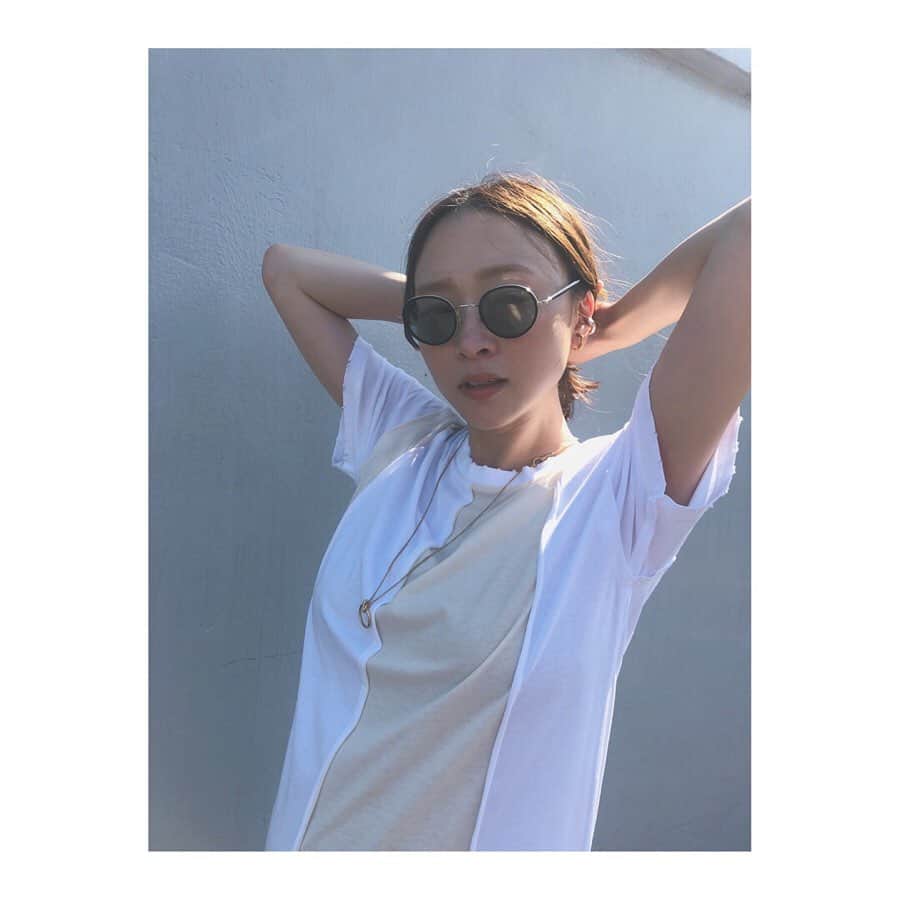 野尻美穂のインスタグラム：「あついー！ 上着もいらないっていよいよ夏なの、、？早い🥺💭 ワンピースは薄い素材だから古着のスカートを重ねて着ております☺️涼しいし楽ちん👏 ライブ配信楽しみにしててくれた方、出来ずごめんなさい🥺🙏出来たら今週やるね！！ #perverze #celine #買い出しスタイル #上手く隠れてくれるお腹☺️（数百枚目」