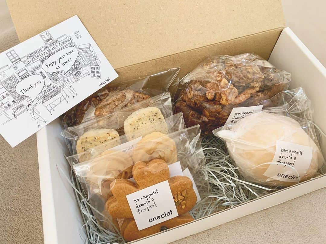 小林亜実さんのインスタグラム写真 - (小林亜実Instagram)「. 念願の @uneclef さんのお菓子boxが届きましたっ ずっとずっと気になってて、本当はパンが食べたかったけど、それは世界が落ち着いたらお店に行くって決めてるので 憧れのレモンケーキ入りのboxを。 抽選販売だから当たらないかな〜と思っていたのに嬉しい🍋 手作りのグラノーラも紅茶のクッキーも楽しみっ！ 大切にいただきますっ . . #uneclef #lemoncake #cookies #biscuit #ユヌクレ #レモンケーキ #お菓子便 #お菓子box #クッキー #ビスケット #グラノーラ #🍋」5月11日 16時34分 - koami112