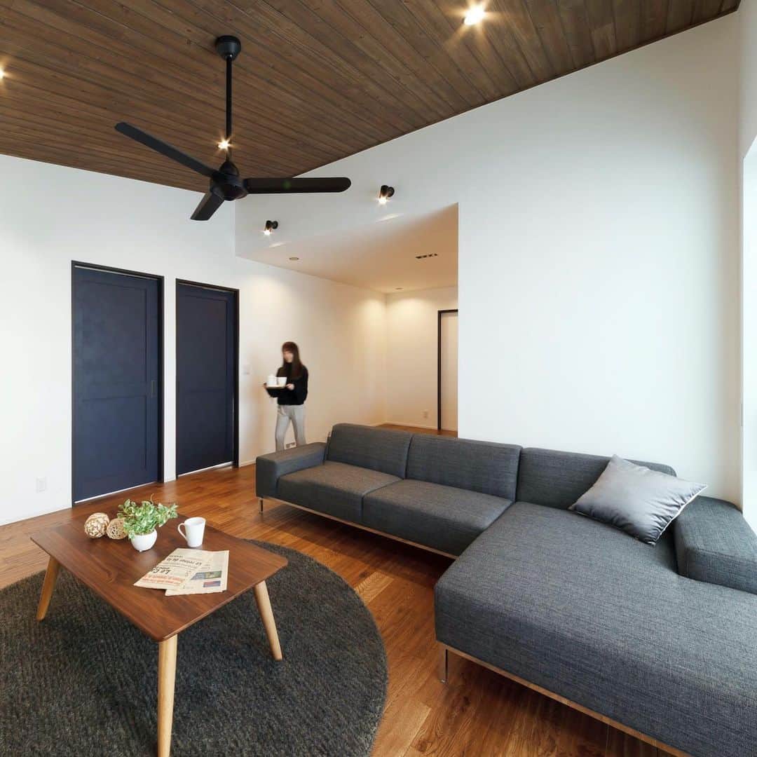納得住宅工房さんのインスタグラム写真 - (納得住宅工房Instagram)「ほっと落ち着くリビングは、無垢の木の勾配天井で、よりくつろぎたくなる空間に。壁の向こうに繋がるのはセンスの光るダイニングキッチン。 最高にカッコ良いこちらの作品は、平屋のおうち。 上手に、そして贅沢に空間を使い分けています。  @nattoku_jutaku_kobo  #納得住宅工房 #自然素材の家 #静岡県 #マイホーム #無垢の床 #平屋のお家 #木の天井 #勾配天井 #ダイニングキッチン #アクセントクロス #リラックスタイム #上質な暮らし #快適な暮らし #空間づかい #こだわりのおうち #最高の家づくり #enjoyhome」5月11日 16時37分 - nattoku_jutaku