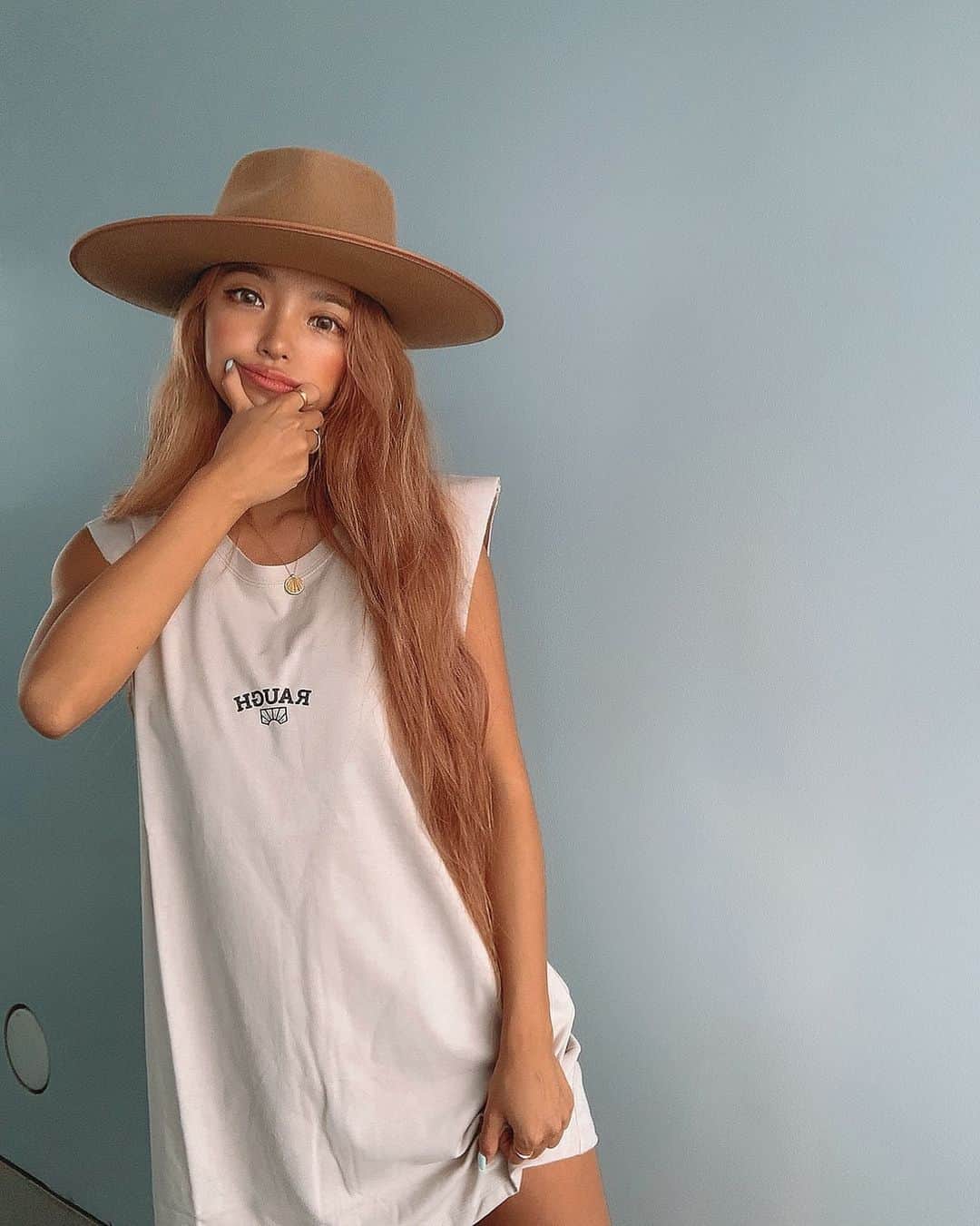 のインスタグラム：「今日あったかいね🔥🌞🌴﻿ 太陽気持ちよすぎて砂浜に寝っ転がる気持ちで バルコニーに横たわりました🏝笑🤪﻿ それでも最高だった🤎🙏🏽﻿ ﻿ ﻿ あ、最近メイクもガッツリ変えたよ🌞✍🏽﻿ 無駄を省いてよりシンプルに♡﻿ ボサ黒眉に、色味も塗るゾーンも変えて﻿ 大人外国人風にリニューアル🕊笑﻿ メイク時間めっちゃ時短になったし﻿ 小麦肌にも合うしヘルシー😌🤎🤎﻿ おうち時間のおかげでこんなこともできちゃってすっきり〜🥥♡﻿ ﻿ ﻿ てかね❣今日着てたtopsが可愛すぎてやばい..🥺🤎﻿ @raugh___official のメンズのtopsを﻿ Mでゆるっとワンピ風に着てたよ🤎🌊🌵﻿ あ〜落ち着いたら色んなとこ出かけたくなる〜〜🤎🔥🌵🌞」