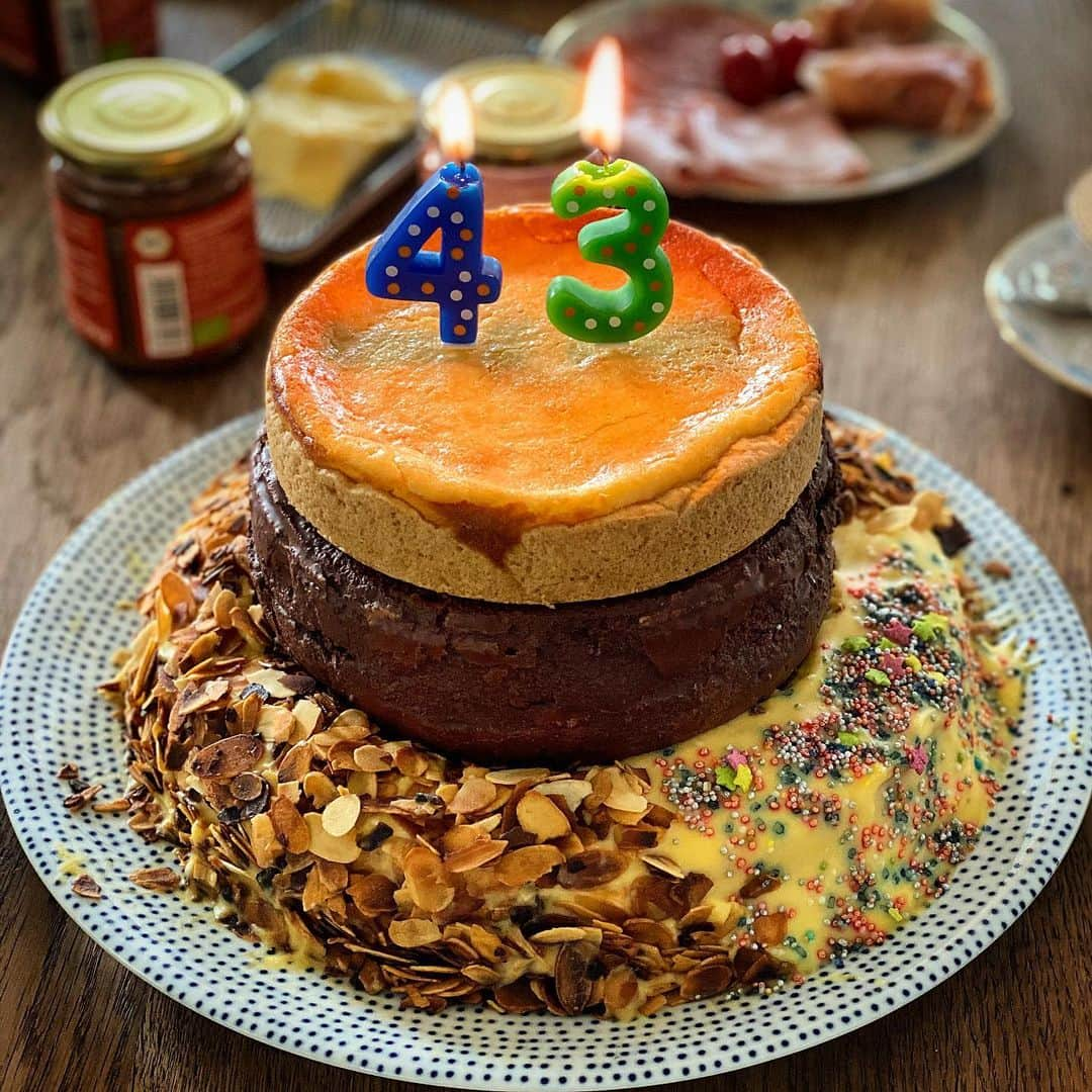 ニック・ハイドフェルドさんのインスタグラム写真 - (ニック・ハイドフェルドInstagram)「Thx for all the birthday wishes yesterday. Got the best birthdaycake(s) ever, apart from the number that looked a bit frightening but after some research seemed correct. #buttercreamcake #sachercake #cheesecake . . . . #birthday #birthdaycake #buttercremetorte #sachertorte #käsekuchen」5月11日 16時41分 - nickheidfeld