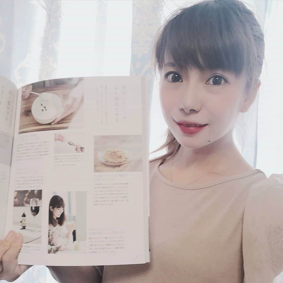大久保愛のインスタグラム：「【ムック本&ラジオのお知らせ】 リンネル特別編集 きれいな人は、保湿で免疫を高めています 『体が潤う、わたしの習慣』 本日発売です。  麻木久仁子さん、佐伯チズさんなど10人の専門家が実際行っている体が潤う習慣をそれぞれが紹介しています。  私は、腸を潤し味覚を整える『食薬ごはん』について紹介しました。  ただ、撮影したときの自分が太っていて残念です、、、(;_;) 私がいつも飲んでる、ウチダ和漢の五苓散(エキス剤じゃなく原末なのがポイント)、大和生物のササヘルス(熊笹のクロロフィルの銅が鉄に置換されているのがポイント)、白井田七、わらびはだ、をはじめよいなと思う食べ物やスキンケア用品なども紹介してます。 【ラジオ】 J-WAVE TOKYO MORNING RADIO  別所哲也さんの 「SUNSTAR PLEASURE PICK UP!」 5月5日　　6時半~ 　5月12日  6時半~ 心と体のための食薬ごはんについてお話します。テレラジオです！  #リンネル #体が潤う #わたしの習慣 #食薬ごはん #食薬 #食薬習慣 #薬剤師 #国際中医師 #薬膳料理研究家 #薬膳料理家 #漢方薬 #薬膳 #食べる薬 #ラジオ #テレラジオ #大久保愛 #ササヘルス #ウチダ和漢  #漢方薬剤師  #漢方 #宝島社  #五苓散 #大和生物研究所」