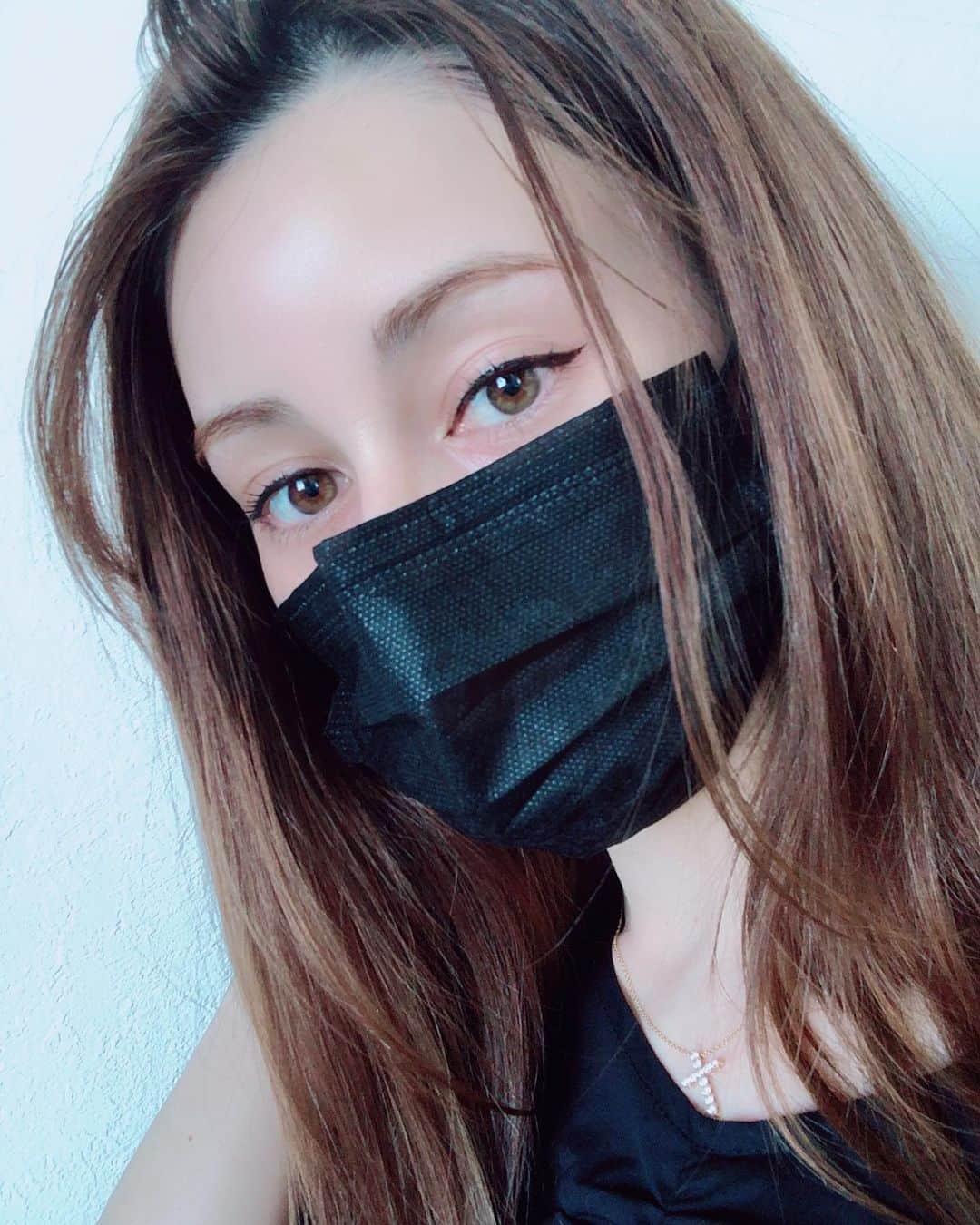ダレノガレ明美（美容アカウント）のインスタグラム：「マスクの時の目元メイク✨ 本日は CAROME.マスカラのBLACK REAL LONG,  CAROME.アイライナーのBLACK , エレガンスのアイブローです。 今マスクをして外に出るので 目元メイクで楽しんでます💕 今日はアイシャドーなしで✨ CAROME.アイライナーは重ね塗りしなくてもしっかり色がつくので 本当におススメです❤️ CAROME.マスカラは今日はアイシャドー塗らなかったのでロングタイプにして、目元美人さんメイクにしました！横から見ても正面から見てもまつ毛が長くて上がっているのですごく満足！ エレガンスのアイブローは描きやすくて大活躍！ 是非参考に❤️」