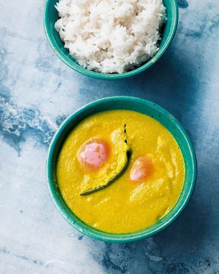 ナイジェラ・ローソンさんのインスタグラム写真 - (ナイジェラ・ローソンInstagram)「#recipeoftheday is this golden egg curry or, more properly, masak lemak telur in Malaysian. It’s a total joy: eggs poached in a rich, aromatic, turmeric-tinted, tamarind-sharp, coconutty soup/sauce. With thanks to @yaz.too who brought it into my life, and showed me how to make it.  To get the recipe, click on link in bio.  To clarify, proceed as follows: tap on my name, which will take you to a page that has a link on it that says www.nigella.com/instagram. When you click on this link, it will take you to a page of photographs: click on the picture of the recipe in question!  Photograph by Jonathan Lovekin」5月11日 16時53分 - nigellalawson