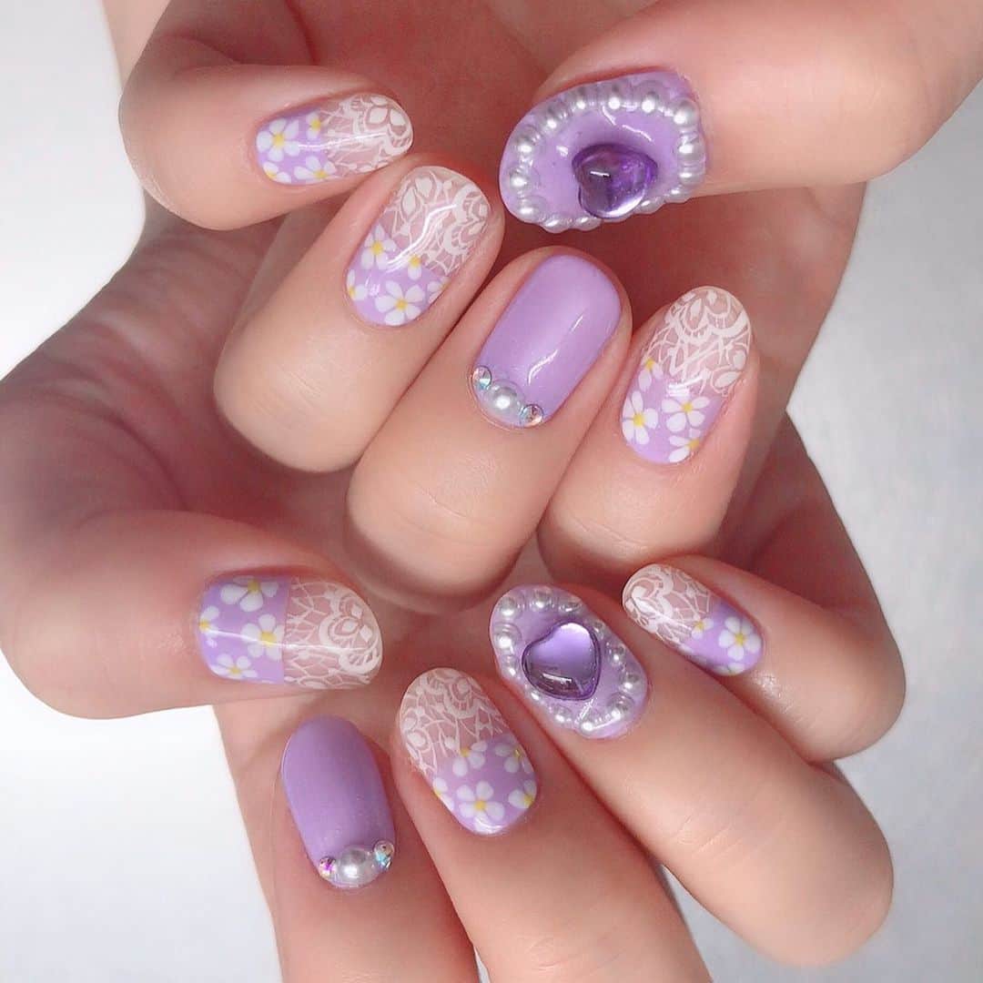 えのきどひろののインスタグラム：「💜💛🤍 #nails#flowernails#lacenails#lavendernails#mirrornails#レースネイル#花柄ネイル#ミラーネイル」