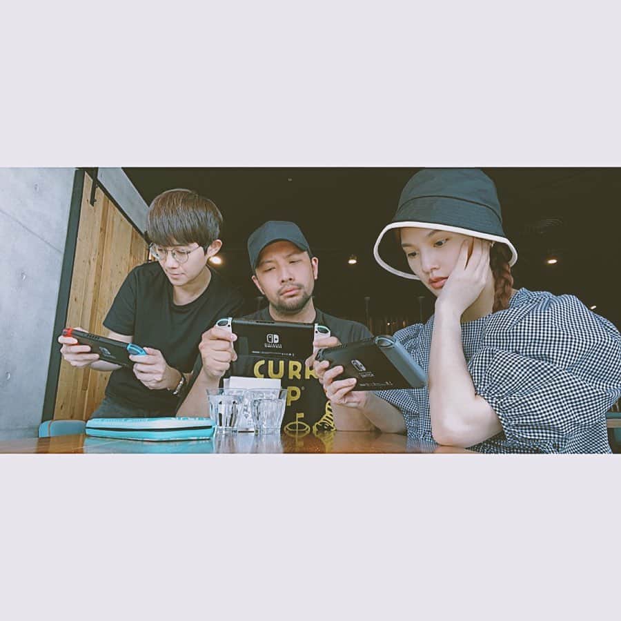 レイニー・ヤンのインスタグラム：「🤎🤎🤎 現實生活中的朋友 也是遊戲裡的森友 久違的約會 我愛你們 何樂楊楊  #bff #是朋友也是森友 #好友相約就是嘰嘰喳喳」