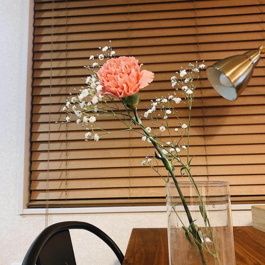 新井ニーニャのインスタグラム：「🌷﻿ ﻿ ﻿ 𝐇𝐀𝐏𝐏𝐘 𝐦𝐨𝐭𝐡𝐞𝐫𝐬 𝐝𝐚𝐲 ﻿ ﻿ 昨日はパパが🏮👨🏽﻿ おつまみを用意してくれました🍻﻿ 私の大好きなものばっかり😭❤️🐟﻿ てか好きなものしかない‼️😍﻿ ありがとうパパ〜〜👨🏽🥰❤️﻿ ﻿ ﻿ るきと、れいと、パパから花束も💐💕﻿ かわいい😍💕ありがとう😢💗❤️﻿ ﻿ ﻿ 人生で最後かもしれないこんなに長い家族の時間😌﻿大変だけど、必ずピンチはチャンスになるからポジティブ思考で大切に時間を過ごしています💐 ﻿私はるきとれいじとかおるの母親になれたことが人生で1番幸せ。感謝の気持ちでいっぱい。﻿ ﻿ 私を母親にしてくれてありがとう。だいすき❤️﻿ ﻿ ﻿ #幸せ #母の日」