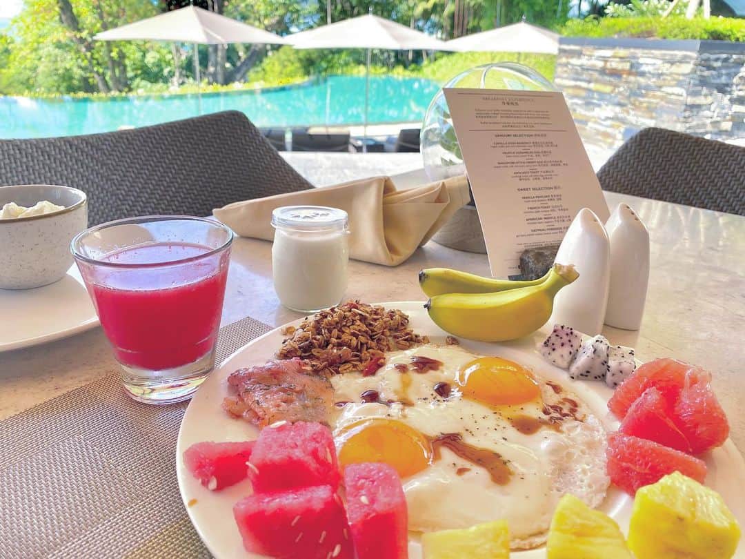 𝕊𝕙𝕚𝕚𝕚のインスタグラム：「﻿ ﻿ 𝖬𝖾𝗆𝗈𝗋𝗒 𝗉𝗈𝗌𝗍 ‪❤︎‬‪❤︎‬‪﻿ ﻿ ﻿ Breakfast by the pool☀️﻿ ﻿ またプールサイドで好きなものだらけ食べたいな🍽🍌🍉🍍🥝🏝⛅️🌈💛️️️️️️﻿ ﻿ ﻿ ﻿ ﻿ #breakfast #capella #capellahotelsingapore﻿ #luxuryhotel #resort #singapore #sentosaisland #tabijyo﻿ #trip #poolside #singaporetrip﻿ #カペラシンガポール #カペラ ﻿ #リゾートホテル #シンガポール ﻿ #セントーサ島 #プールサイド ﻿ #タビジョ #旅スタグラム」