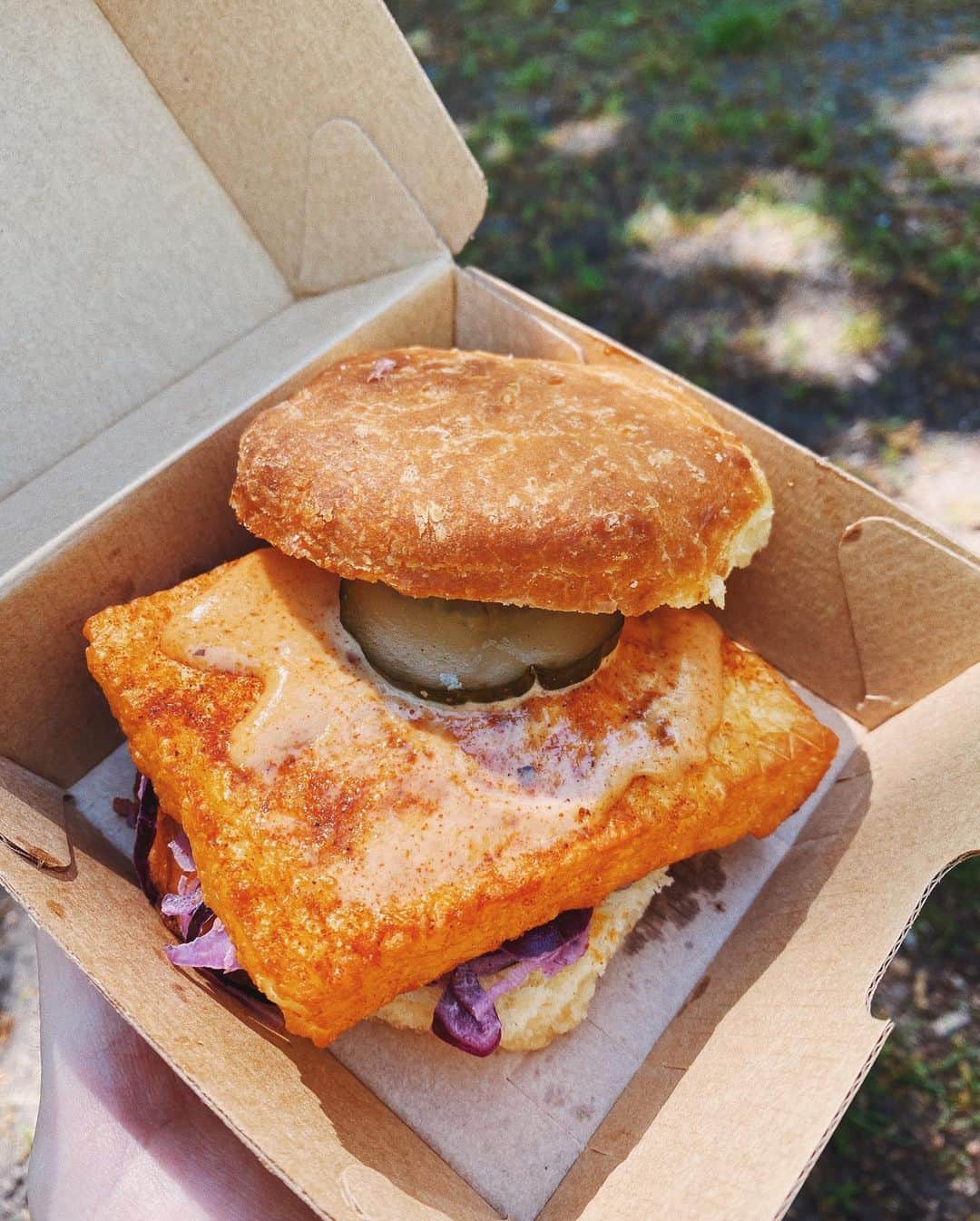 STIL IN BERLINのインスタグラム：「Halloumi on biscuit with pickles and spicy sauce aka a highlight of my weekend from @humblepieberlin‘s food truck, follow their account to find out where to eat this next. 🍔 🍔 🍔  #berlinfood #foodinberlin #berlinfoodie #visitberlin #berlinfoodguide」