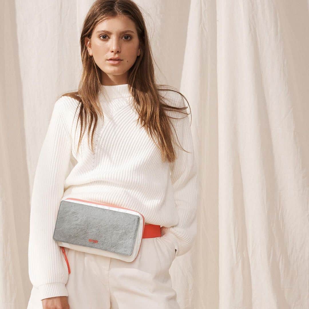 ブリーのインスタグラム：「Sporty-chic on the go with VARY! Proof, that belt bags are not only practical, but also very stylish companions. . . . #breesince1970 #madetomakeadifference #breevolution #handbags #tyvek #purequality #sustainablefashion」