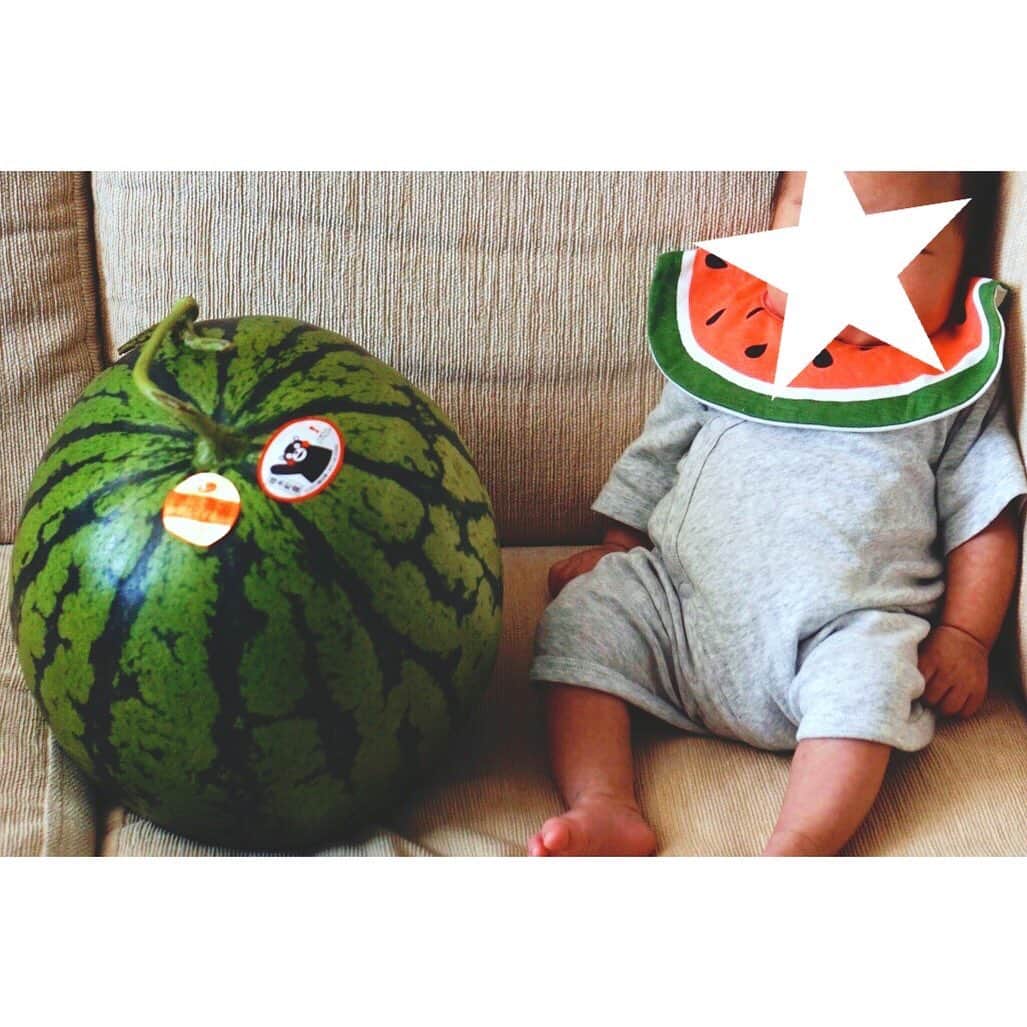 権藤朱実さんのインスタグラム写真 - (権藤朱実Instagram)「🍉 姉からの粋なプレゼント♡ 息子と同じくらいの大きな大きな立派なスイカ！！ ちょうど・・・ いただいたスタイの中にスイカがあったので合わせてみた🤣♡ #Japan #Tokyo #stayhome #baby #son #watermelon #akephoto #スイカ #初節句 #おうち時間 #息子 #家族 #感謝 #私と息子の自由時間 #model #satorujapan #akemigondo #モデル #サトルジャパン #権藤朱実 →@satorujapan_official @akemigondo ☑︎プロフィールのリンクにて、blog更新中☺︎ My blog『ake photo』 →http://ameblo.jp/akemi-gondo/」5月11日 17時17分 - akemigondo