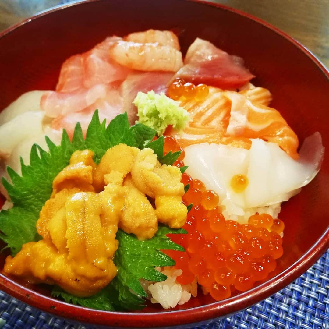 松本隆博のインスタグラム：「。 自粛史上！サイコーに 美味かった(ᐡ o̴̶̷̤ ﻌ o̴̶̷̤ ᐡ) ヽ(*´∀｀)ノ 大盛り食べておまけに 小丼お代わりする、という 育ち盛り伸び盛りの 松本隆博です(^-^) ラジオ収録もテレワークも ジョギングも頑張ったし！ ＼(⌒日⌒）／」