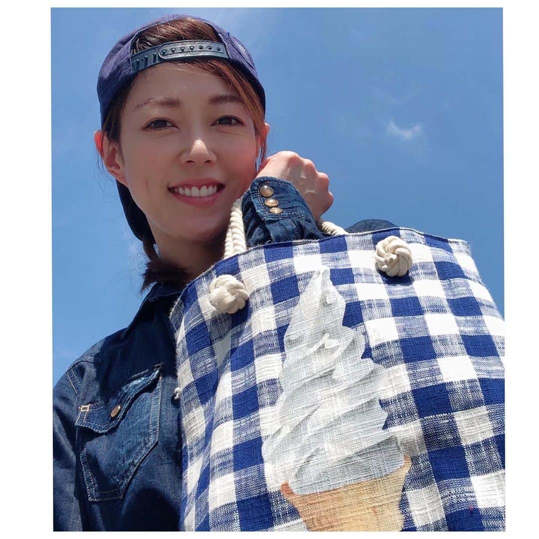 のインスタグラム：「こんなにお天気が良くて暑い日はソフトクリーム🍦が食べたくなる。 . . . . #大和悠河　#yugayamato  #ソフトクリーム  #ソフトクリームバッグでお散歩しよう ＃そしてソフトクリーム食べる #自撮りにしてみた😉　#selfie  #selfi  #selfitime」