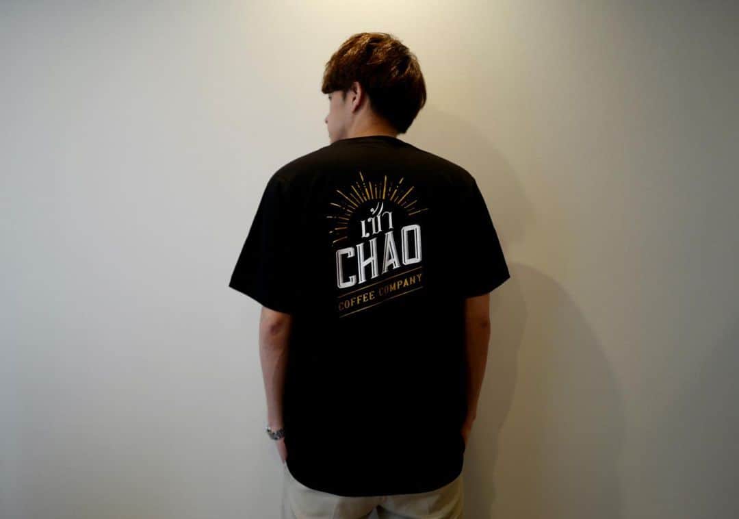石井輝明さんのインスタグラム写真 - (石井輝明Instagram)「カフェTシャツ5枚目。 今回はタイのバンコクにある「CHAO COFFEE COMPANY」さんのTシャツ。 シンプルに店名を書いていて、書体や色の使い方でオシャレさを出している1枚。 CHAOの上の部分何て書いてるかわからんけど。  #chaocoffeecompany #cafe #coffee #カフェtシャツ #東南アジアカフェにまた早く行きたい #ほんま頼むで」5月11日 17時22分 - comandanteishii