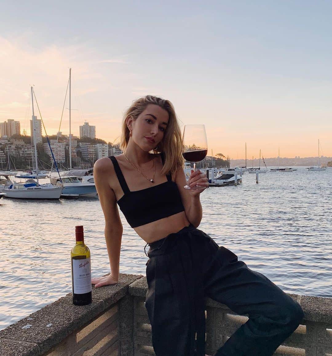 カルメン・ハミルトンのインスタグラム：「Quality time & @penfolds Bin 389 🍷 #PenfoldsCollection #Drinkwise」