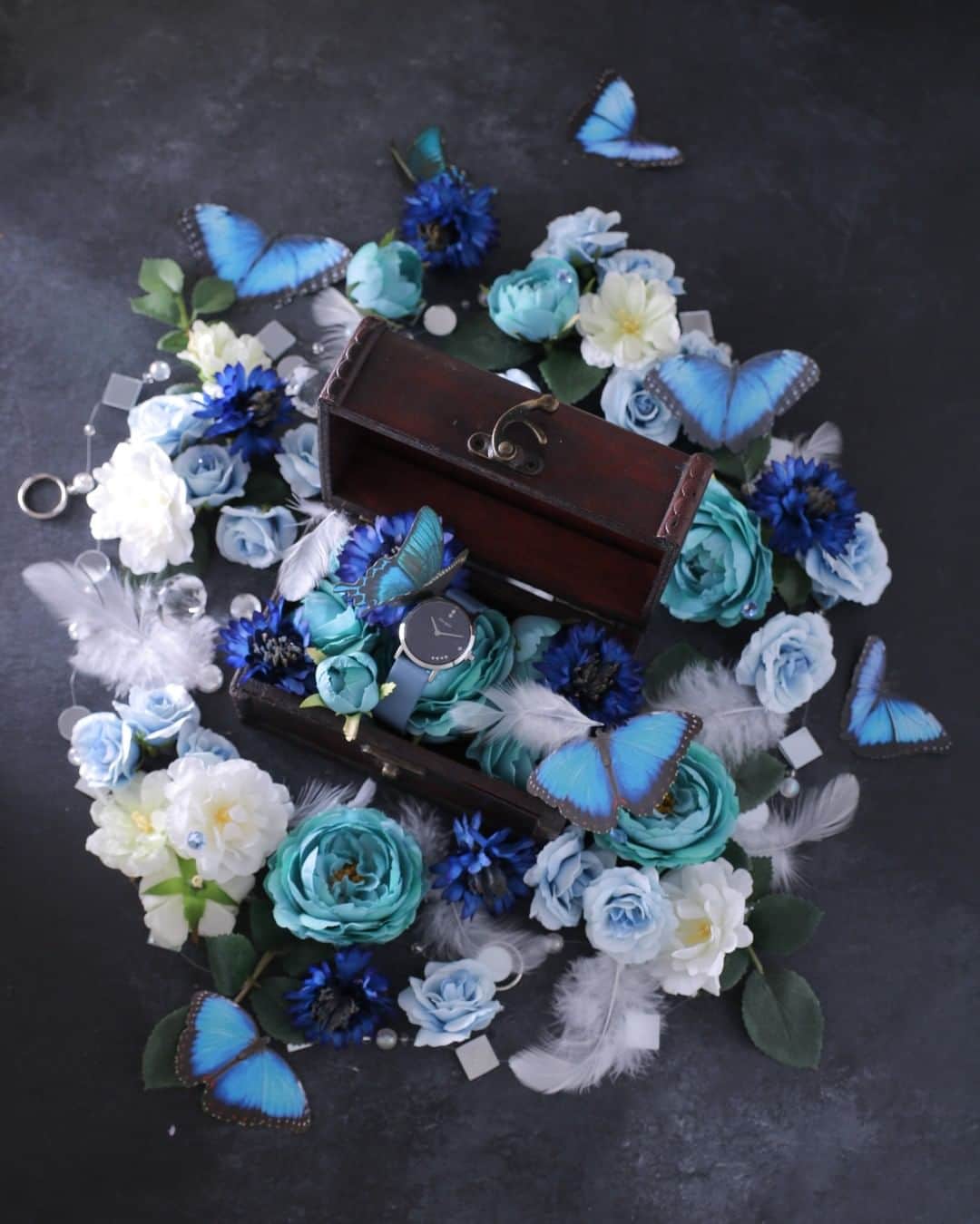 東京堂アーティフィシャルフラワーMAGIQのインスタグラム：「・ 【アーティフィシャルで季節を迎える】 ～COLOR FULL BLOOM!(カラーフルブルーム）～ ・ FM9087-55　メリンダローズ FM160-105　パレットローズ FM3841-1　バンクシアローズ FM1390-10　涼香矢車草 ・ 【You Tube TOKYODO公式チャンネル】 見て学べて役立つ、お花に関する動画満載❗️ 👇👇👇 https://m.youtube.com/channel/UCyD95_Gb0wQhvTRm9FDJnsQ ✳️【チャンネル登録】お願いします🙇‍♀️ Please subscribe to my channel ❗️ 请注册 ❗️ 채널 등록 고마워요 😁 ・ #TOKYODO#MAGIQ#MAGIQのある暮らし#東京堂#アーティフィシャルフラワー #アーティフィシャル#アートフラワー#造花#花のある暮らし#花のある生活  #花好きな人と繋がりたい#フラワーデザイン#フラワーアレンジメント #フラワーアレンジ#アレンジメント#花を飾る#ハンドメイド #インテリア#インテリアフラワー #artificial#artificialflower#flowerofinstagram#flowersoninstagram#springflowers #花藝#꽃스타그램#조화」