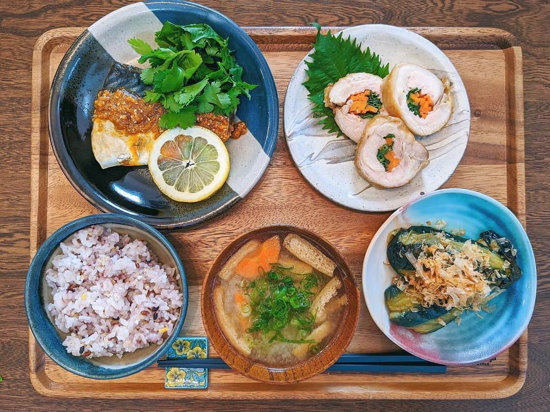 ソンイのインスタグラム：「#ソンイ飯 👩🏻‍🍳﻿ ﻿🐟鯖のエスニックソースがけ﻿ 🐓鶏肉のネギと人参のロール巻焼き﻿ 🍆茄子の煮浸し﻿ 🍚十五穀米﻿ 🍲お味噌汁﻿ ﻿ 鯖にかけたソースは沖縄の友達が作っている @haisaisauce シリーズを頂いて、さっそくレモングラスペーストをごま油とすり胡麻で伸ばしてパクチーと一緒に食べました🤤﻿ 酸味の効いたグリーンカレーぽい感じでエスニックさがたまらない👲🏽🙏🏻﻿ 鶏や豚肉にはもちろん合うけどお魚にも👌🏻❤️﻿ あとはスープに使ったり餃子のタレがオススメらしい🤤🔥﻿ @ryohaneji くんありがとう〜🌺🌈」