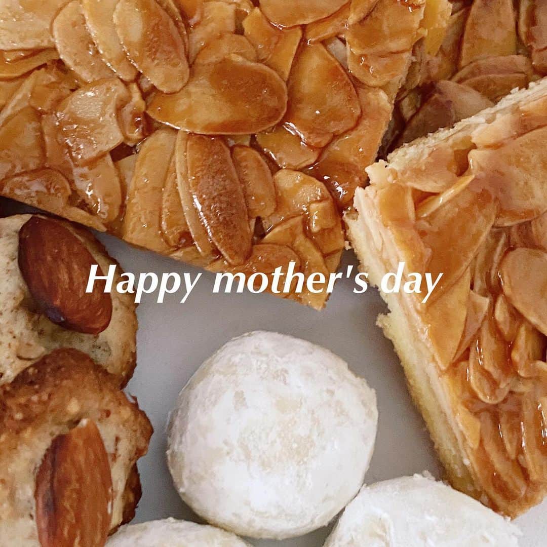 鈴木美羽さんのインスタグラム写真 - (鈴木美羽Instagram)「5.10 昨日は母の大好きなアーモンドのお菓子を1日かけて大量に作りました。 フロランタン アーモンドクッキー 丸ごとアーモンド入りスノーボール ・ 私の知らないところで 色んなものとたたかっている母が とてもかっこいいです。 いつもありがとう𑁍」5月11日 17時33分 - suzukimiu_0414