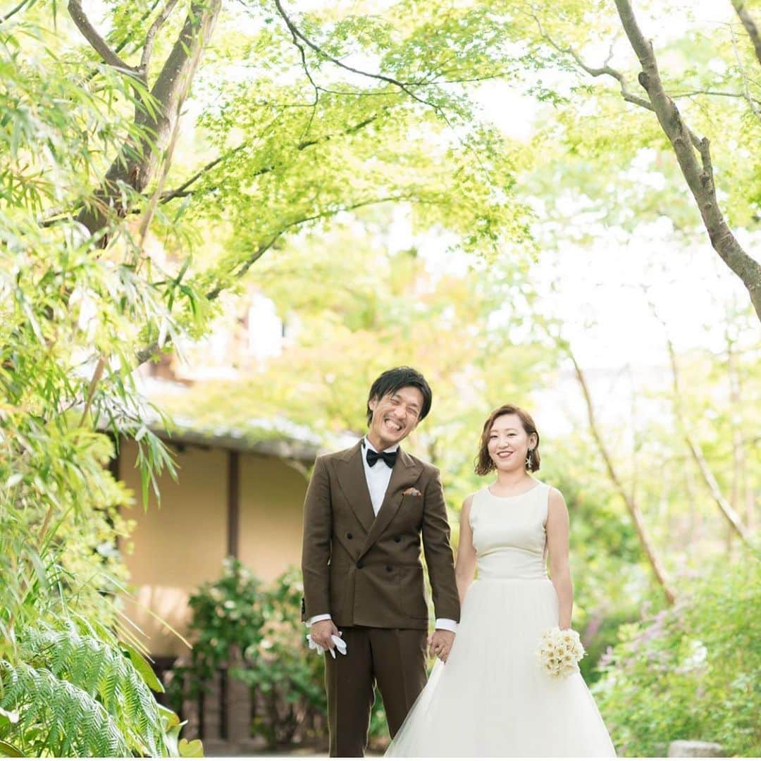 THE SODOH WEDDING OFFICIALさんのインスタグラム写真 - (THE SODOH WEDDING OFFICIALInstagram)「. . @sodoh_wedding . .  世界中に不安が溢れている状況で THE SODOH HIGASHIYAMA KYOTOが 今できること、今だからこそ出来ることはないかと考え  結婚式を考えてくださっている方に 少しでも前向きな気持ちになっていただきたい 祝福に包まれる時間を想像出来る時間にしていただきたい 「幸せの輪を広げたい」  そんな私たちの想いより 会場からお伝えするだけではなく 当館でご結婚式を挙げてくださった新郎新婦様の 実際のエピソードを募集させていただきました  #sodoh #sodohwedding をつけての 沢山のご投稿ありがとうございます  一部の投稿になりますが ご紹介させていただきました。  TOPページのハイライト〔Send Blessing〕に 掲載しております。  またTHE SODOH HIGASHIYAMA KYOTOは 全ての新郎新婦様に帰ってこれる場所であると お約束しています。  きっと幸せな日々が待っていると信じて 今日も皆様をお迎えする準備を進めてまいります。 . ｰｰｰｰｰｰｰｰｰｰｰｰｰｰｰｰｰｰｰｰｰ . ▼オンラインフェアのご予約は インスタグラムのTOPからCHECK✔︎ >>> @sodoh_wedding . #sodoh花嫁 #thesodohhigashiyamakyoto #ザソウドウ東山京都 #sodoh #weddingdress #dress #kyoto #wedding #thetreatdressing #プレ花嫁 #卒花嫁 #結婚準備 #式場探し #関西花嫁 #京都花嫁#京都結婚式#東山」5月11日 17時35分 - sodoh_wedding