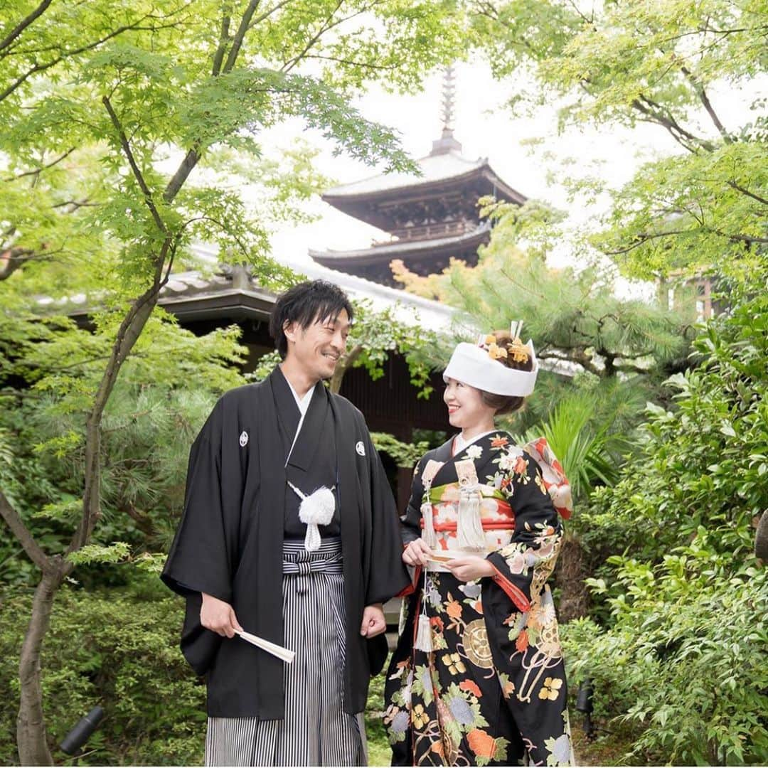 THE SODOH WEDDING OFFICIALさんのインスタグラム写真 - (THE SODOH WEDDING OFFICIALInstagram)「. . @sodoh_wedding . .  世界中に不安が溢れている状況で THE SODOH HIGASHIYAMA KYOTOが 今できること、今だからこそ出来ることはないかと考え  結婚式を考えてくださっている方に 少しでも前向きな気持ちになっていただきたい 祝福に包まれる時間を想像出来る時間にしていただきたい 「幸せの輪を広げたい」  そんな私たちの想いより 会場からお伝えするだけではなく 当館でご結婚式を挙げてくださった新郎新婦様の 実際のエピソードを募集させていただきました  #sodoh #sodohwedding をつけての 沢山のご投稿ありがとうございます  一部の投稿になりますが ご紹介させていただきました。  TOPページのハイライト〔Send Blessing〕に 掲載しております。  またTHE SODOH HIGASHIYAMA KYOTOは 全ての新郎新婦様に帰ってこれる場所であると お約束しています。  きっと幸せな日々が待っていると信じて 今日も皆様をお迎えする準備を進めてまいります。 . ｰｰｰｰｰｰｰｰｰｰｰｰｰｰｰｰｰｰｰｰｰ . ▼オンラインフェアのご予約は インスタグラムのTOPからCHECK✔︎ >>> @sodoh_wedding . #sodoh花嫁 #thesodohhigashiyamakyoto #ザソウドウ東山京都 #sodoh #weddingdress #dress #kyoto #wedding #thetreatdressing #プレ花嫁 #卒花嫁 #結婚準備 #式場探し #関西花嫁 #京都花嫁#京都結婚式#東山」5月11日 17時35分 - sodoh_wedding