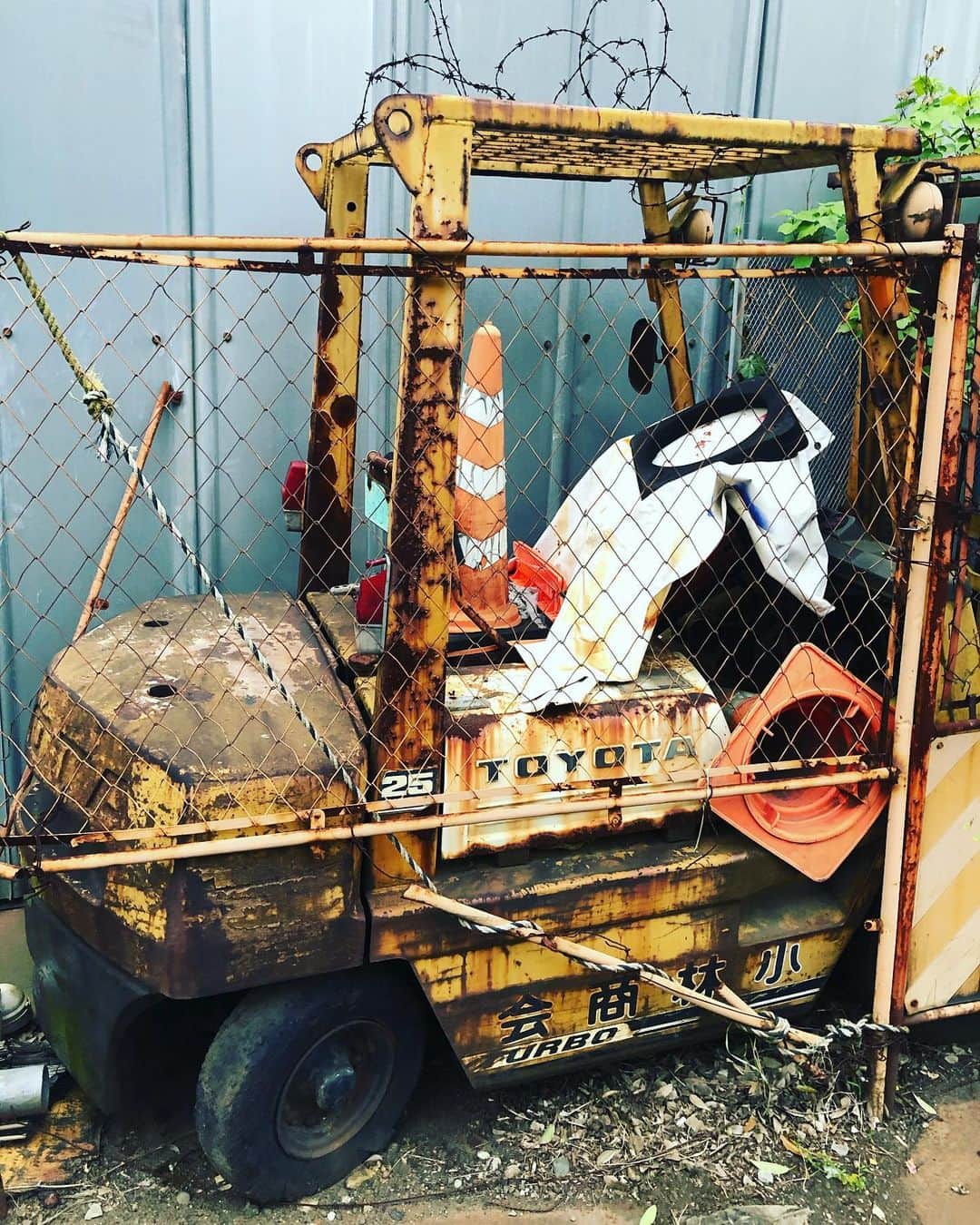 のインスタグラム：「‪#チラシの裏的ネタ帳 母フォークリフト‬ ‪「ツトムちゃん！あなた本当にいじめられてないのね？」‬」