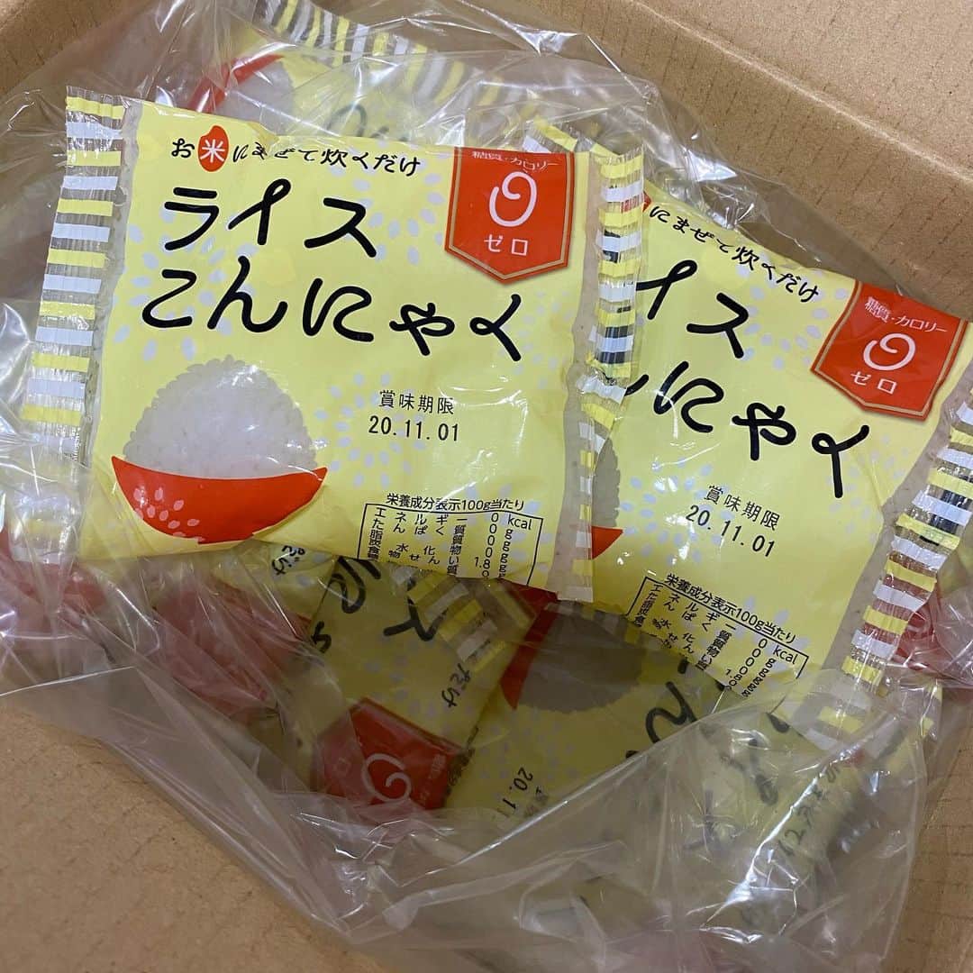 みやざきやすこさんのインスタグラム写真 - (みやざきやすこInstagram)「色んなこんにゃく米あるけど 結構「タピオカ澱粉」とか入ってて 結局糖質じゃねーか！ ってなるんですけど これは本当にこんにゃく❤️ お勧めよ❤️ アメブロに購入リンク貼ってます❤️ https://ameblo.jp/yuzuran/entry-12595969981.html 👉施術予約と詳細はアメブロやLINE@の登録時にご案内してます😊﻿ @yasuko.miyazaki333﻿ ↑クリックでプロフィールトップに飛びます。﻿ .﻿ 🖥 http://heavens-door03.com﻿ ﻿ LINE@登録で無料のバストアップ動画プレゼント❤️﻿ 🆔@mjp6622n﻿ ﻿ #やすこの乳活#バストアップ #下垂 #デコルテ #授乳後 #バストアップサロン #ヘブンズドア  #東京都  #育乳 #育乳ブラ#バストアップ方法 #美乳#美胸 #女性ホルモン#バストケア#ブラデリス#育乳女神 #ニコニコ生放送#夜のヘブンズドア #くびれ #ダイエット﻿ #オンラインサロン #妊活 #サプリメント」5月11日 17時36分 - yasuko.miyazaki333