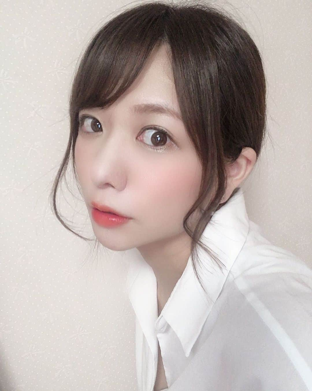 藤崎里菜さんのインスタグラム写真 - (藤崎里菜Instagram)「白シャツ  #藤崎里菜 #白シャツ #シャツ #shirtstyle  #まとめ髪 #ゆる巻き #横顔」5月11日 17時39分 - rina_fujisaki