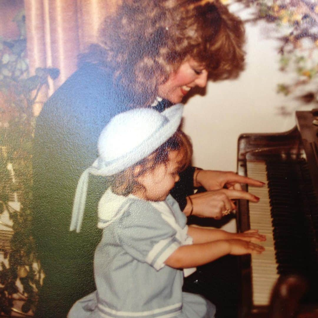 ジェナ・ディーワンさんのインスタグラム写真 - (ジェナ・ディーワンInstagram)「This picture has always been one of my favorites...sitting side by side playing the piano together, the look of pure joy on your face, and the fact that you successfully dressed me like that- hat and all😂  mom, you are the warmest, most unconditionally supporting and loving mother, and i can only hope that i can instill in my kids the same confidence and values you instilled in me. I love you so much happy Mother’s Day!!」5月11日 17時46分 - jennadewan