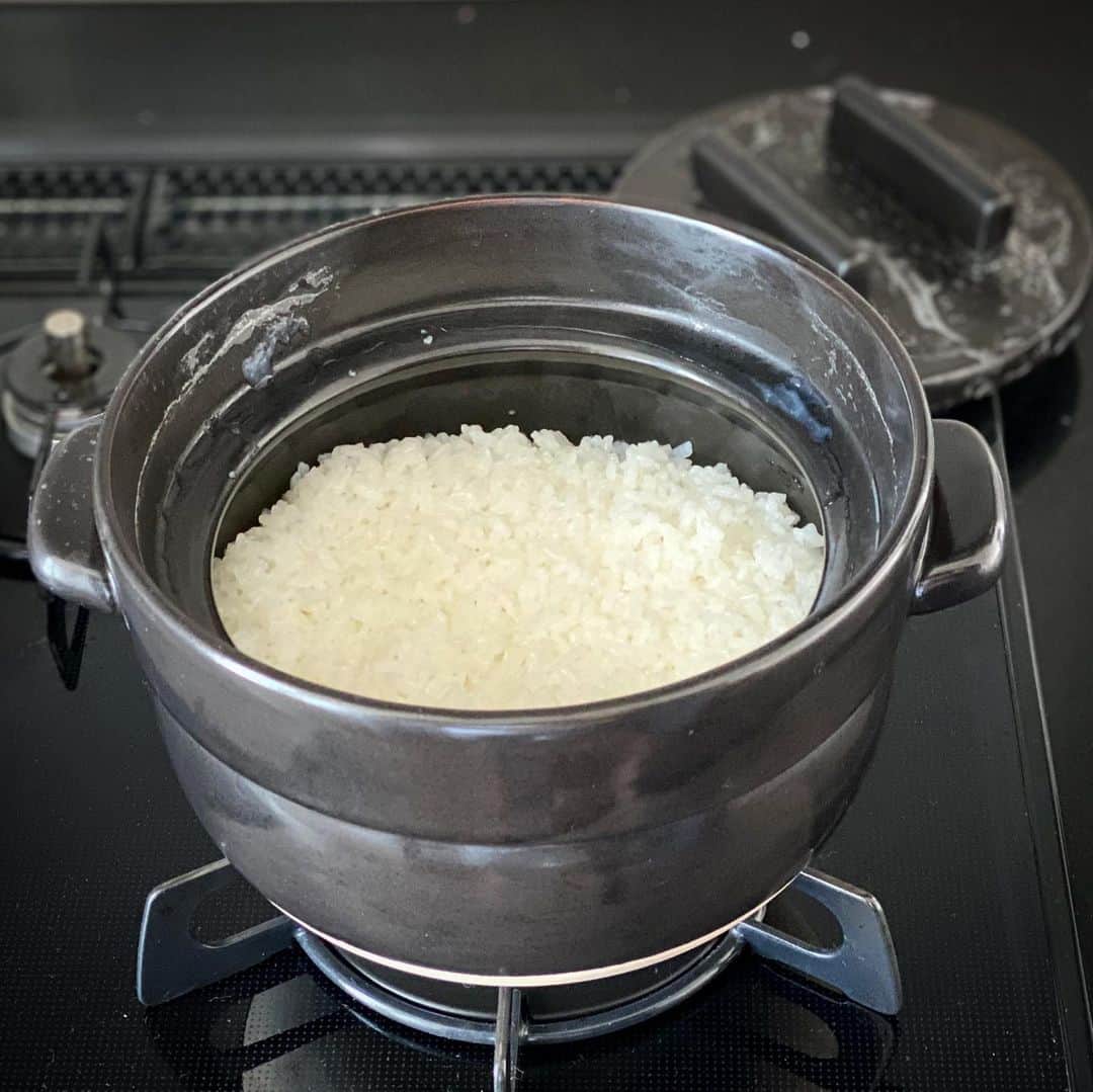 干場義雅さんのインスタグラム写真 - (干場義雅Instagram)「【ご飯は土鍋で‼️】お米を研ぎ、20分お水につけて、やや強火で13分炊いて、弱火で５分炊いて、おまじないの意味を込めて5秒強火にして、火を止めたら20分蒸らす。時間はかかるけど、「かもしか道具店」の土鍋で炊いた「HIBARI（ひばり）」のご飯、めちゃくちゃ美味しかったです。お米が立っていて、噛めば噛むほど甘くなるんです。最近、自炊する機会が増え、料理をするのがとても楽しくなって来ました。有限である時間に感謝をしつつ、丁寧に生きることの意味改めて痛感しています。少し愛して、長〜く愛して。お箸の国の人ですしね。良かったら塩結び食べに来ませんか？  @n_hibari  #ひばり @kamoshika_douguten  #かもしか道具店 #白米 @yoshimasa_hoshiba  #yoshimasahoshiba  #干場義雅 @forzastylecom  #forzastyle #おこもりFORZA」5月11日 17時47分 - yoshimasa_hoshiba