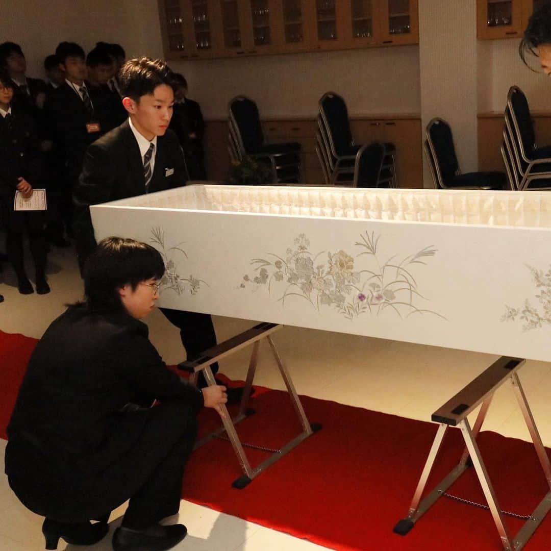 東京観光専門学校さんのインスタグラム写真 - (東京観光専門学校Instagram)「葬祭ディレクター学科の とっても華やかな装飾🌼！﻿ 実はこれは模擬葬儀の授業なんです！！﻿ ﻿ 故人様ひとりひとりにあった﻿ お葬式をプランニングする﻿ ﻿ 大切な人への想いをかたちにする﻿ とてもやりがいのあるお仕事です☺️﻿ ﻿ 知識はゼロからでも大丈夫﻿ まずはオンラインオープンキャンパスにご参加下さい🙂﻿ 一緒にプロを目指しましょう✨﻿ ﻿ #オープンキャンパス#オーキャン﻿ #専門学校#AO入学#AO入試﻿ #進路相談#stayhome ﻿ #おうち時間#コロナに負けるな ﻿ #フューネラル#やりがいのある仕事 #無くならない仕事 ﻿ #お葬式﻿#葬祭#葬祭ディレクター #資格取得#葬祭プランナー」5月11日 17時58分 - tokan_1967