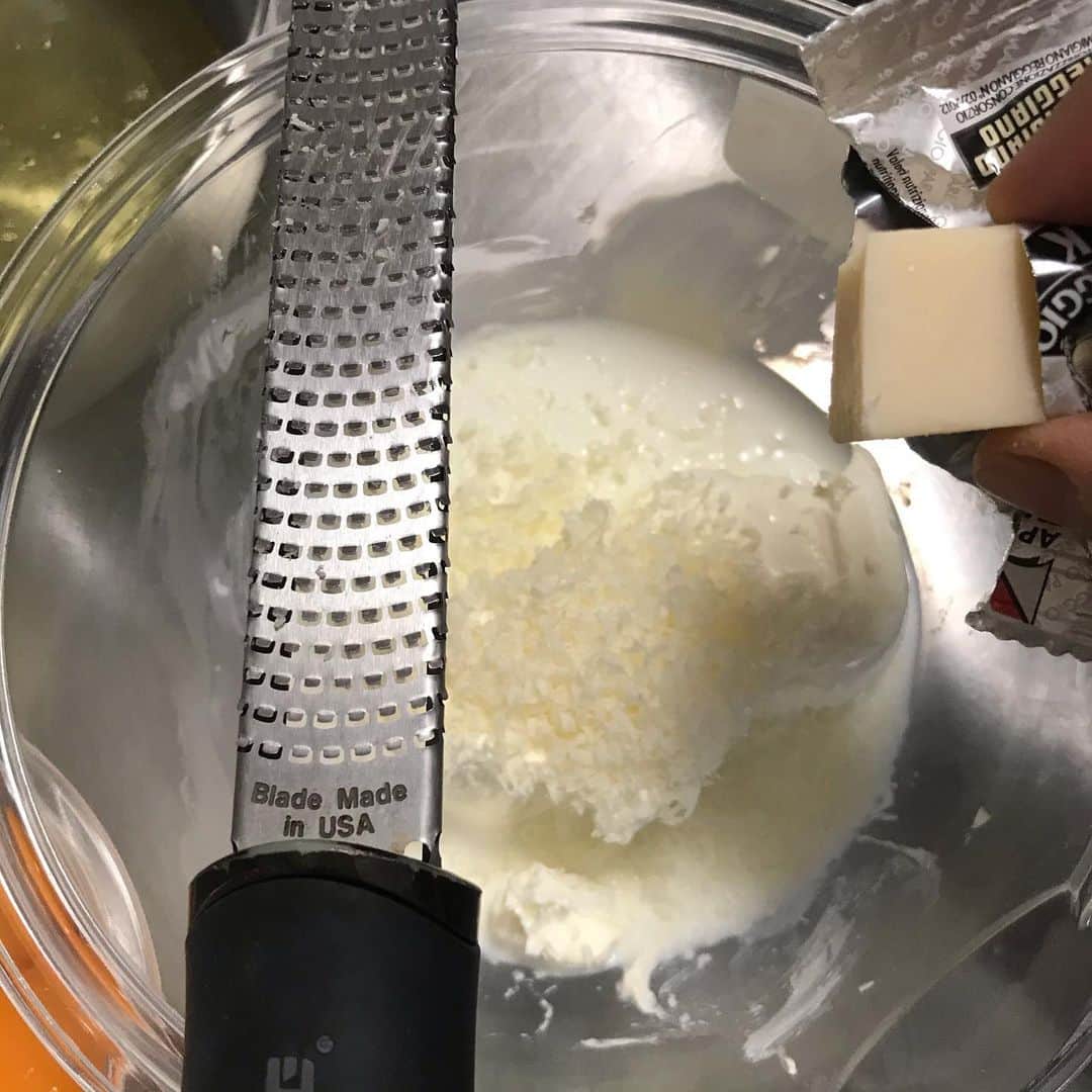maiさんのインスタグラム写真 - (maiInstagram)「2020年5月11日 . 🎶スフチでおやつタイム🎶 . スフレチーズケーキはクリームチーズと🍋のさっぱりタイプも好きですが、自分でよく作るのは、もっとチーズ🧀っぽさを強化してレモンは入れずにバニラペーストを加えたもの。  チーズ味強化は、以前はいろんなメーカーのパルメザンチーズを試してましたが、今はコストコで見つけて以来、常備しているパルマレッジョ・ミニパルミジャーノ・レッジャーノ💚20gの個包装で20個入っていて3ヶ月くらいもつので、とっても便利です。 もちろんパスタにもカルボナーラにも使ってます😁 . 今日は暑かったので、ウォーキング後にネスプレッソでアイスソイラテいれておやつにしました😋 . . #スフレチーズケーキ #コストコおすすめ #チーズケーキ #オーヤマくん #お菓子教室 #ミルガトー #つくば」5月11日 17時51分 - michoumama