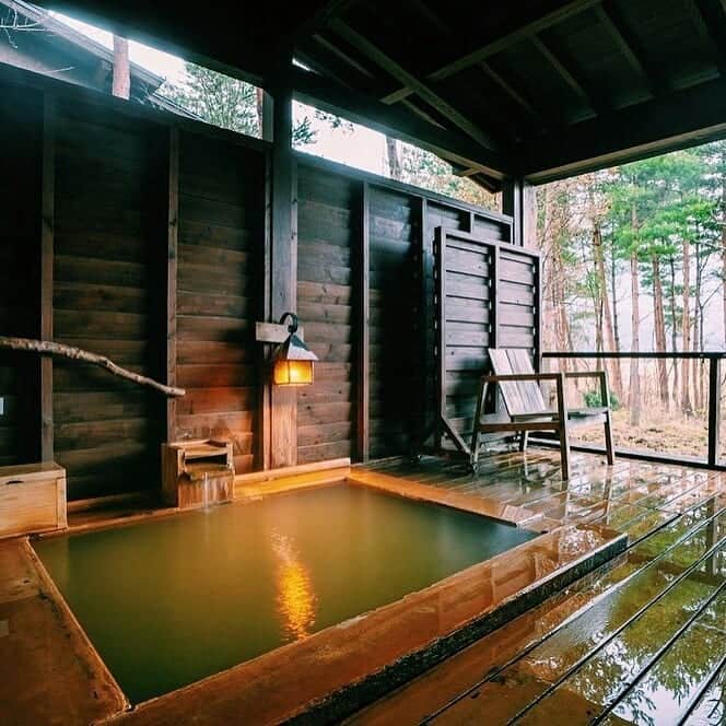 楽天トラベル さんのインスタグラム写真 - (楽天トラベル Instagram)「こんにちは😊 #おうちで旅体験 今日は全国の宿の素敵なお風呂の写真をお届けします。 ぜひ旅行気分を味わってみてください。 ーーーーーーーーーーーーーー 1枚目 📷 @oitakujukuoritei 🏨 大分九重久織亭 （大分県） 大自然に包まれた温泉旅館 ーーーーーーーーーーーーーー 2枚目 📷 @yufuin_okuyunosato 🏨 湯布院 秘湯の湯 奥湯の郷 （大分県 由布院温泉） 神秘的な色の青湯 ーーーーーーーーーーーーーー 3枚目 📷 @ashinokotoranoyu 🏨 箱根芦ノ湖虎乃湯 （神奈川県 元箱根温泉） ーーーーーーーーーーーーーー 4枚目 📷 @hotelkanrakyoto 🏨 ホテルカンラ京都 （京都府） 客室の檜風呂 ーーーーーーーーーーーーーー . ーーーーーーーーーーーーーー 旅先で出会った美しい風景や絶品グルメなどの写真や動画を #おうちで旅体験 と #rakutentravel を付けてぜひシェアしてください😊 このアカウントでご紹介させていただきます💗 ーーーーーーーーーーーーーー . . #楽天トラベル #旅行好きな人と繋がりたい #旅したくなるフォト #旅行 #国内旅行 #おうち旅行 #おうちで旅行気分 #エア旅 #TravelFromHome #おうち時間 #travel #trip #写真で旅をしよう #温泉宿 #温泉旅館 #温泉 #onsen #温泉旅行 #ホテル  #japan」5月11日 18時07分 - rakutentravel