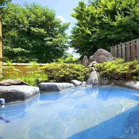 楽天トラベル さんのインスタグラム写真 - (楽天トラベル Instagram)「こんにちは😊 #おうちで旅体験 今日は全国の宿の素敵なお風呂の写真をお届けします。 ぜひ旅行気分を味わってみてください。 ーーーーーーーーーーーーーー 1枚目 📷 @oitakujukuoritei 🏨 大分九重久織亭 （大分県） 大自然に包まれた温泉旅館 ーーーーーーーーーーーーーー 2枚目 📷 @yufuin_okuyunosato 🏨 湯布院 秘湯の湯 奥湯の郷 （大分県 由布院温泉） 神秘的な色の青湯 ーーーーーーーーーーーーーー 3枚目 📷 @ashinokotoranoyu 🏨 箱根芦ノ湖虎乃湯 （神奈川県 元箱根温泉） ーーーーーーーーーーーーーー 4枚目 📷 @hotelkanrakyoto 🏨 ホテルカンラ京都 （京都府） 客室の檜風呂 ーーーーーーーーーーーーーー . ーーーーーーーーーーーーーー 旅先で出会った美しい風景や絶品グルメなどの写真や動画を #おうちで旅体験 と #rakutentravel を付けてぜひシェアしてください😊 このアカウントでご紹介させていただきます💗 ーーーーーーーーーーーーーー . . #楽天トラベル #旅行好きな人と繋がりたい #旅したくなるフォト #旅行 #国内旅行 #おうち旅行 #おうちで旅行気分 #エア旅 #TravelFromHome #おうち時間 #travel #trip #写真で旅をしよう #温泉宿 #温泉旅館 #温泉 #onsen #温泉旅行 #ホテル  #japan」5月11日 18時07分 - rakutentravel