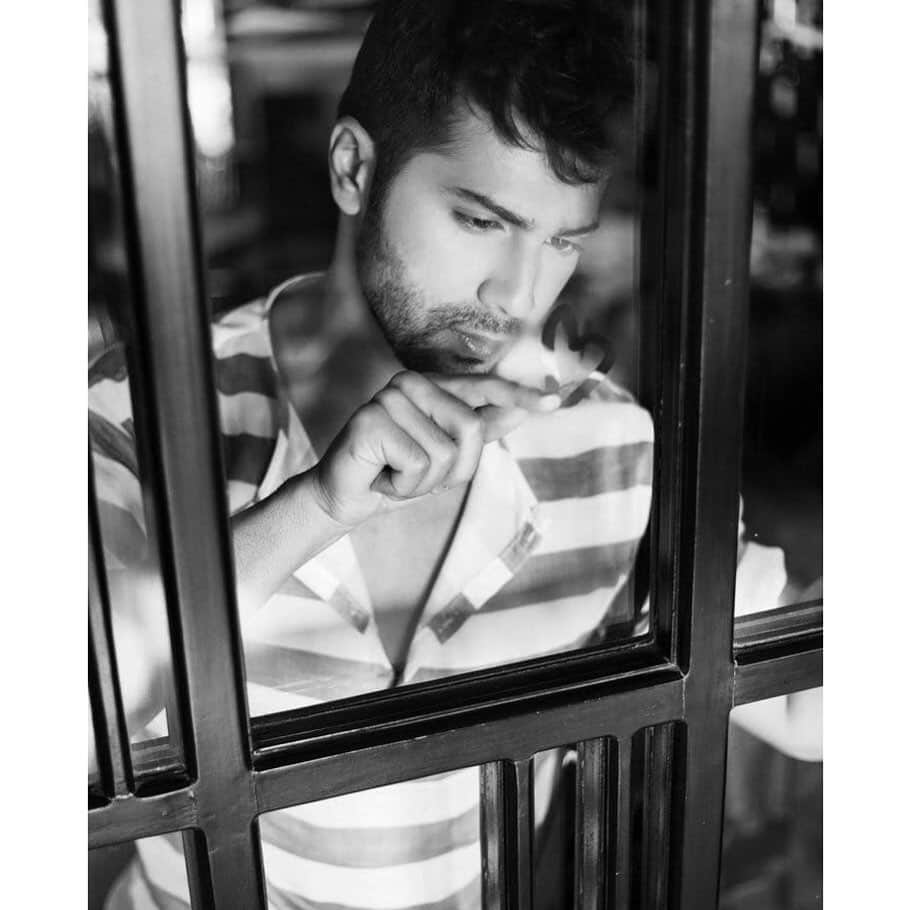 Varun Dhawanさんのインスタグラム写真 - (Varun DhawanInstagram)「LOVE LOCKDOWN ❤️🔒」5月11日 18時01分 - varundvn