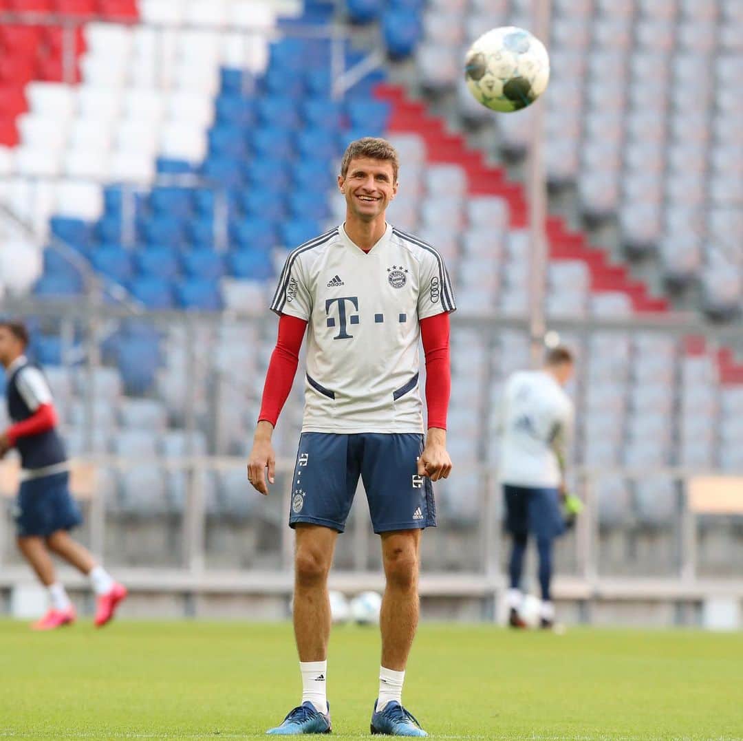 トーマス・ミュラーのインスタグラム：「Football always makes me smile 😊 ⚽️🥰 What are your thoughts ? 🤔 #allianzarena #teamquarantine #dflsafetyrules #mundschutzrundumdieuhr #weiterimmerweiter #welovefootball」