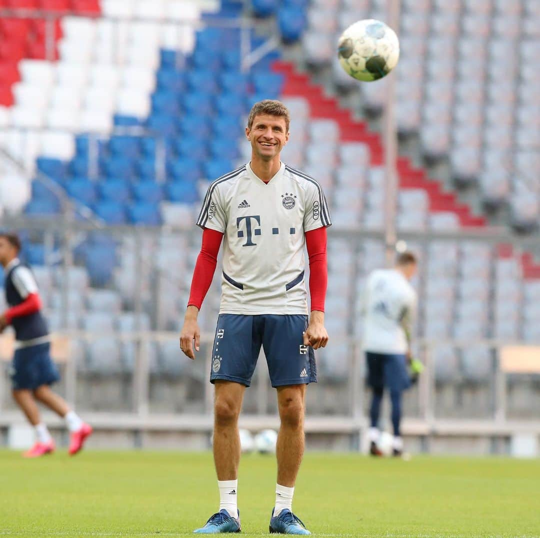 トーマス・ミュラーさんのインスタグラム写真 - (トーマス・ミュラーInstagram)「Football always makes me smile 😊 ⚽️🥰 What are your thoughts ? 🤔 #allianzarena #teamquarantine #dflsafetyrules #mundschutzrundumdieuhr #weiterimmerweiter #welovefootball」5月11日 18時02分 - esmuellert