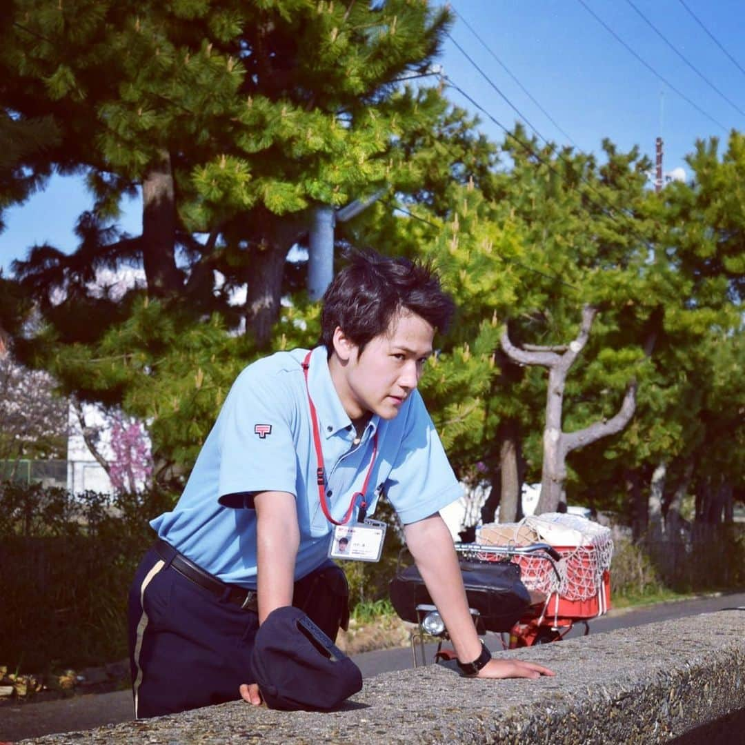 葉山奨之さんのインスタグラム写真 - (葉山奨之Instagram)「#今日のオフショット　 映画#ねことじいちゃん　島の郵便局員、聡役の頃の📸 撮影時暑かったな〜 是非皆さん#おうち時間　にぴったりなので観るのはいかがでしょうか？」5月11日 18時02分 - shonohayama