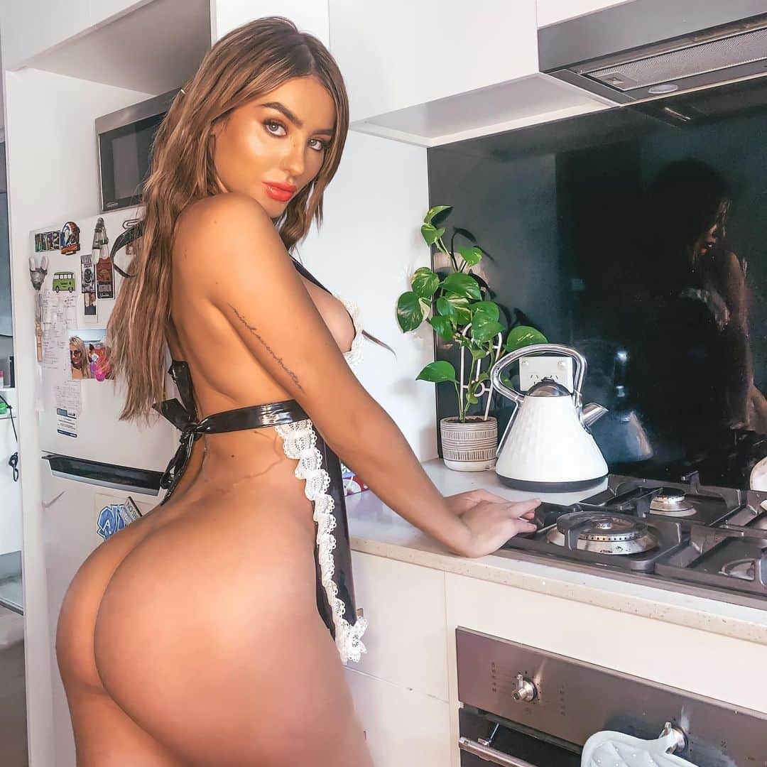 Lucie Jaidのインスタグラム：「Not baking a cake because I am the cake」