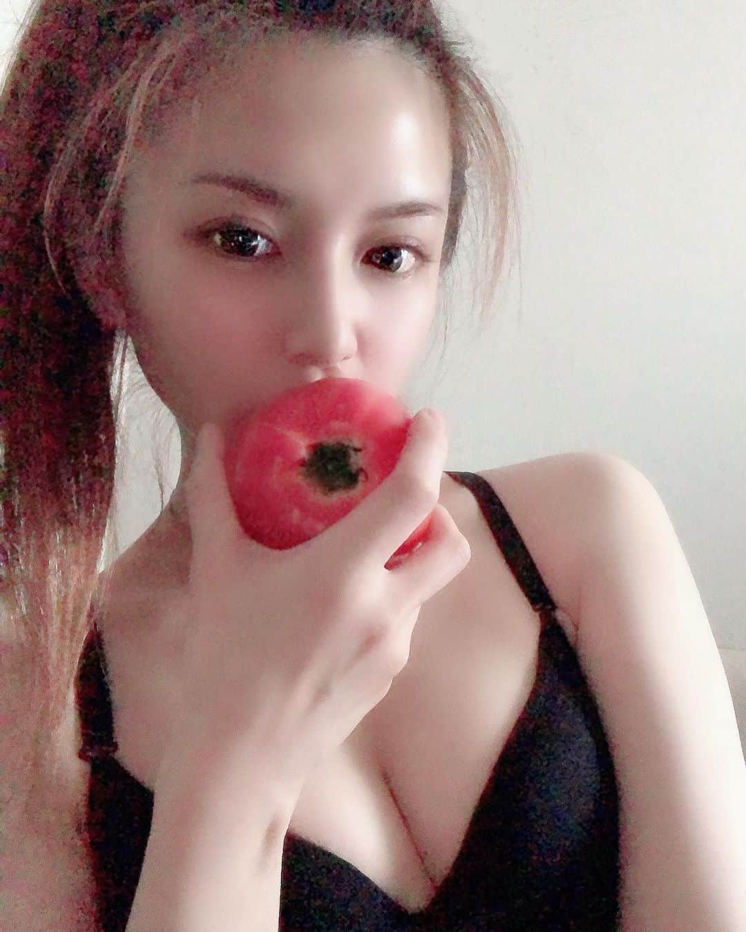 栗林里莉のインスタグラム：「♡ 今日は暑かったねー☀️ 真っ赤なトマト食べれてうれしい🍅 いつかお家でトマト育てたいなぁ‥ 実は農業高校卒でトマト作ったことあるんやでー☺️ . It was hot today. I like tomato🍅 Someday I want to have a vegetable garden!! . #栗林里莉 #ririkuribayashi #japanese #stayhome #tomato #実は野菜育てたのは1年だけw #お花の品種改良してました」