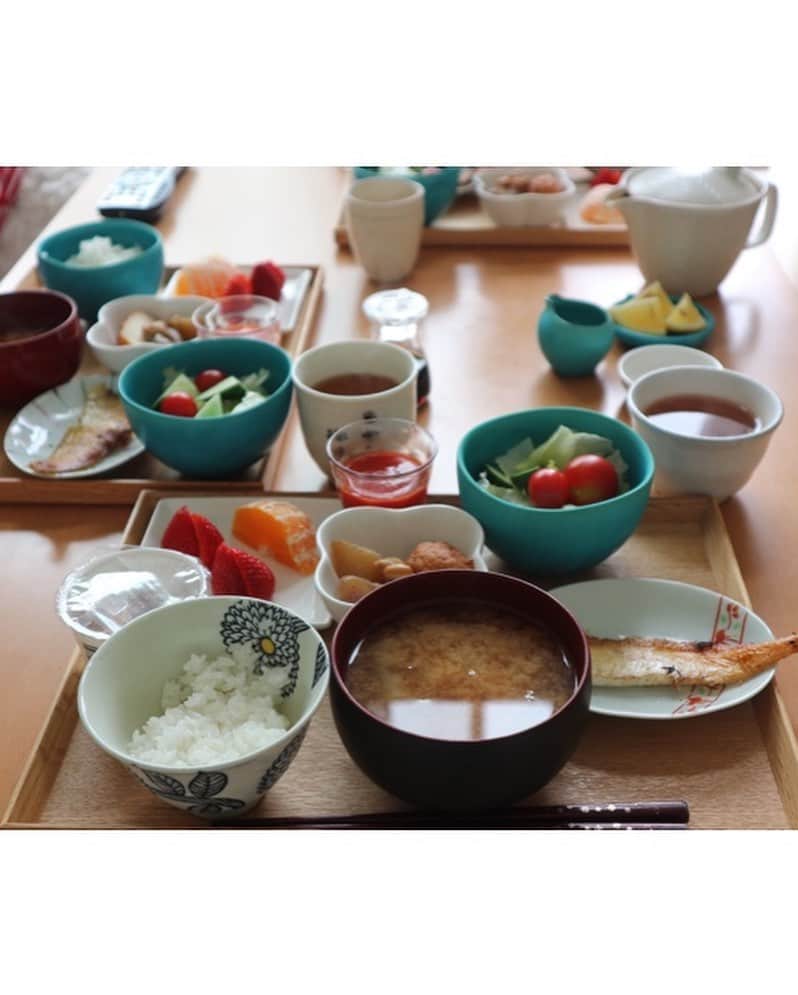 machi28777さんのインスタグラム写真 - (machi28777Instagram)「【休むことも仕事だよ！お母さん^ ^】﻿ ﻿ ﻿ 大切な人のために、ついつい一生懸命になるお母さん😊﻿ 大切な人は、お母さんがいつまでも元気な太陽の存在でいて欲しいと願っています^ - ^﻿ ﻿ 人を想うと同じくらい自分に愛情をいーっぱいかけてあげてくださいね💖﻿ ﻿ 今日は少しゆっくりしましょう✨﻿ ﻿ といつもオンラインで伝えてるのを聞いている家族。﻿ ﻿ 「お母さん、みんなに言う前に自分でしょ？」﻿ しっかりと言われ、母の日は本当にゆっくりさせてもらいました💖﻿ ﻿ 起きたら…﻿ ﻿ 朝風呂どうぞ♨️﻿ ↓﻿ 出てきたら…和朝食用意✨﻿ ↓﻿ 食後はドリップコーヒーにチョコ﻿ ↓﻿ ランチはリクエストしてたオムライスにポテトサラダ﻿ ↓﻿ 夜は大好きなお寿司屋さんをテイクアウト→実家配達﻿ ﻿ 私、ソファーからほとんど動かなかった🤣﻿ いっぱい甘やかしてもらいました^ ^﻿ ﻿ お母さんにしてくれてありがとう😊﻿ 私の大切なお母さん2人にありがとう😊﻿ 世の中の偉大なお母さんみんなにいっぱいありがとう😊﻿ ﻿ だから頑張れるんだね✨﻿ ﻿ ﻿ 今日はお世話になる皆さまへメールにて大切なお知らせをさせていただきました✨﻿ ﻿ また新たなスタートを切ることになります^ ^﻿ ﻿ また時期が来たらInstagramでもご報告させてください✨  #母の日 #感謝 #おうち時間 #大切なこと #家族 #娘 #stayhome #リンクコーデ #fashion #アラフォーコーデ #ソレイアード #machibasic」5月11日 18時13分 - machi28777_