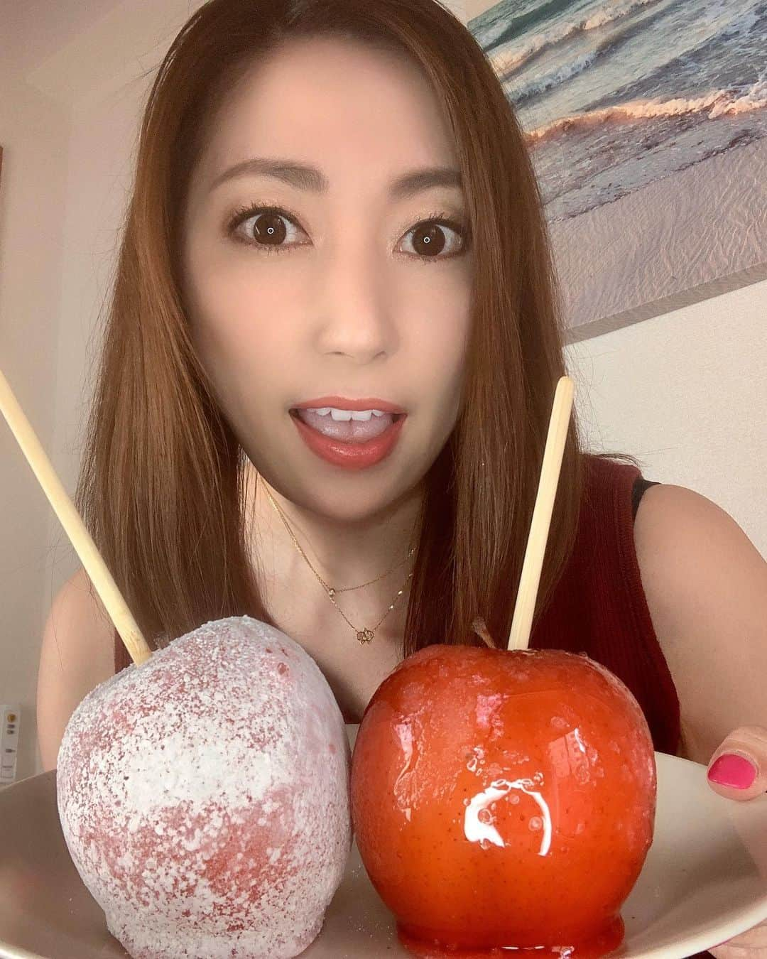 横山みれいさんのインスタグラム写真 - (横山みれいInstagram)「代官山Candy apple( @candy_apple_369 )さんの﻿ 『恋はつづくよどこまでも』でも登場した﻿ 【お取り寄せ本格りんご飴♡恋セット♡(プレーン2個・ヨーグルチョコ2個)】をいただいたよ🍎🍏﻿ ﻿ ﻿ 青森県産の高級ブランド林檎に、﻿ 飴を薄〜くコーティングした本格りんご飴😋🍎﻿ ﻿ ﻿ 恋セットの白いりんご飴は、﻿ ドラマ『恋はつづくよどこまでも』で主人公の上白石萌音さんが、﻿ おしゃれな東京スイーツのシーンで召し上がっていたりんご飴なんだって🥰﻿ ﻿ 甘くて美味しい飴と厳選されたりんごが絶妙なバランス〜🤩﻿ ﻿ 冷やして食べるのがオススメだよ🍎🍏 ﻿ ﻿ ﻿ 恋セットをお取り寄せして、﻿ 自宅でまったりスイーツタイムを楽しもう😊💓﻿ ﻿ ﻿ #代官山キャンディーアップル #りんご飴専門店 #りんご飴 #東京スイーツ #お取り寄せスイーツ #pr」5月11日 18時14分 - mireichan66