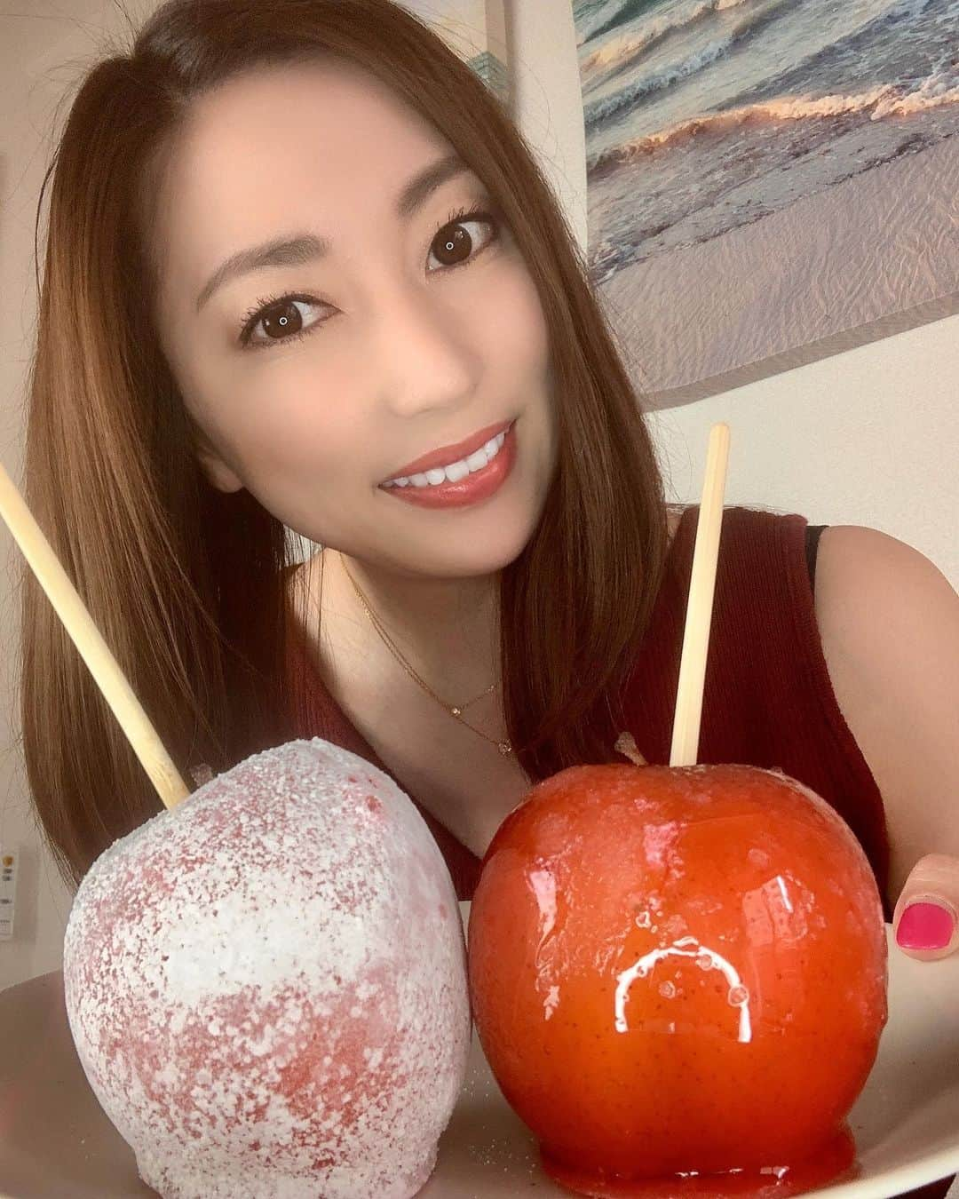 横山みれいさんのインスタグラム写真 - (横山みれいInstagram)「代官山Candy apple( @candy_apple_369 )さんの﻿ 『恋はつづくよどこまでも』でも登場した﻿ 【お取り寄せ本格りんご飴♡恋セット♡(プレーン2個・ヨーグルチョコ2個)】をいただいたよ🍎🍏﻿ ﻿ ﻿ 青森県産の高級ブランド林檎に、﻿ 飴を薄〜くコーティングした本格りんご飴😋🍎﻿ ﻿ ﻿ 恋セットの白いりんご飴は、﻿ ドラマ『恋はつづくよどこまでも』で主人公の上白石萌音さんが、﻿ おしゃれな東京スイーツのシーンで召し上がっていたりんご飴なんだって🥰﻿ ﻿ 甘くて美味しい飴と厳選されたりんごが絶妙なバランス〜🤩﻿ ﻿ 冷やして食べるのがオススメだよ🍎🍏 ﻿ ﻿ ﻿ 恋セットをお取り寄せして、﻿ 自宅でまったりスイーツタイムを楽しもう😊💓﻿ ﻿ ﻿ #代官山キャンディーアップル #りんご飴専門店 #りんご飴 #東京スイーツ #お取り寄せスイーツ #pr」5月11日 18時14分 - mireichan66