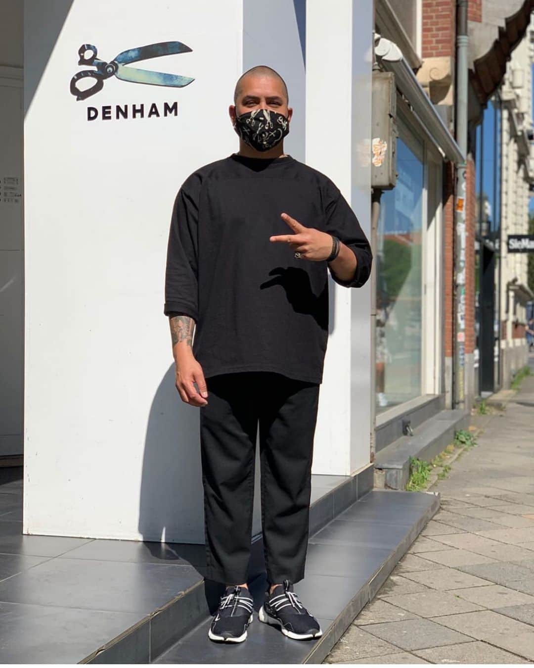 デンハムさんのインスタグラム写真 - (デンハムInstagram)「Come and visit “The shop master” mr Darnell at our Amsterdam Flagship store @team_hobbema is open for business, all safety measures are in place #denham #flagshipstore #denhamthejeanmaker #jasondenham #thetruthisinthedetails #facemask #scissors #denim #denimheads #jeans #thetruthisinthedetails」5月11日 18時25分 - denhamthejeanmaker