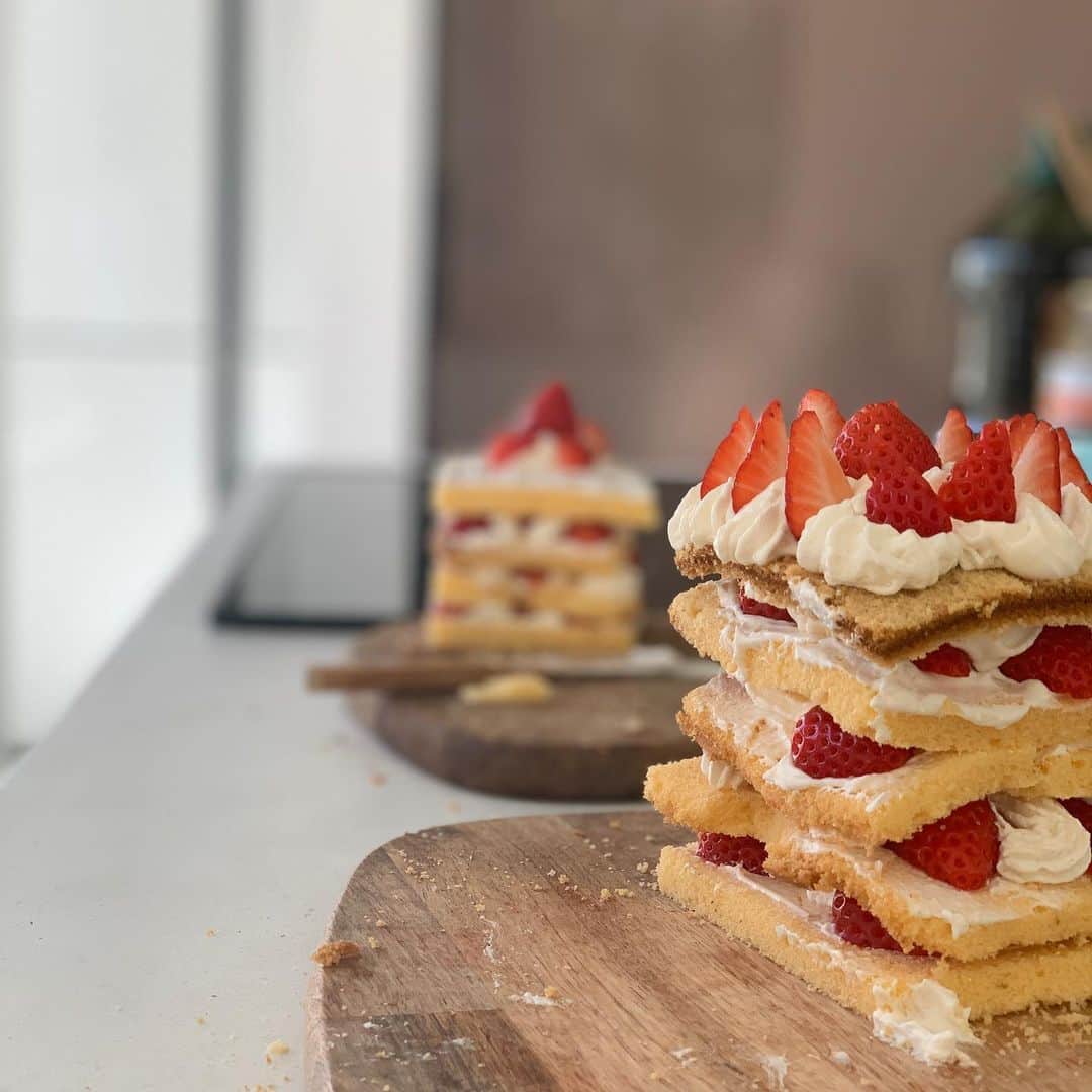 mitsuxmitsu24のインスタグラム：「Homemade cakes 🍰 * * 子供達お家でケーキ。 作った？デコレーションしただけw スポンジケーキの切れ端をご近所さんに沢山頂いたので。 スーパー行ったら、生クリーム売ってなくて、出来てるホイップしか売ってなかった。 みんなお家で手作りしてるんだね。 * 個性が出るデコレーション。 自分で作ったら美味しいに決まってるよね😊 * #ケーキ作り  #おうち時間  #おうちカフェ」