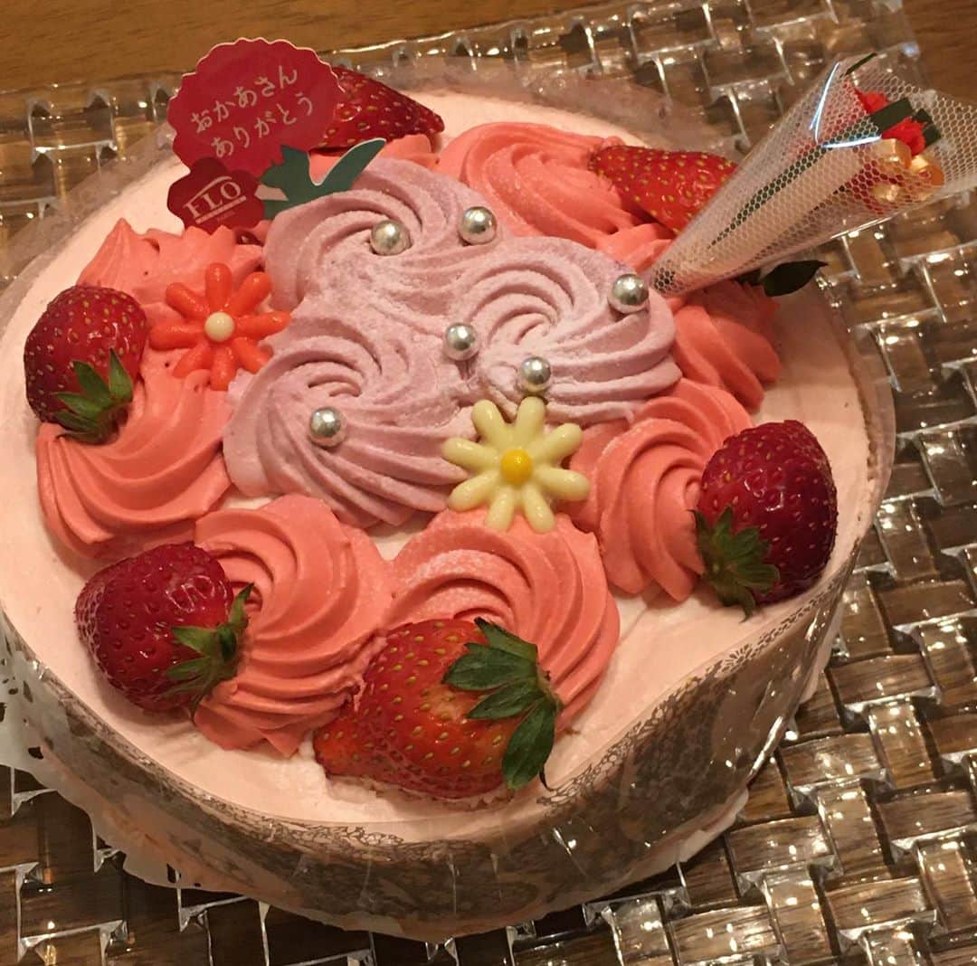 六車奈々さんのインスタグラム写真 - (六車奈々Instagram)「母の日は、せりがお父さんと一緒にケーキとお花をプレゼントしてくれました^ ^  母の日が待ちきれなくて、前日にくれました（≧∇≦） #母の日 #ありがとう」5月11日 18時33分 - nanarokusha